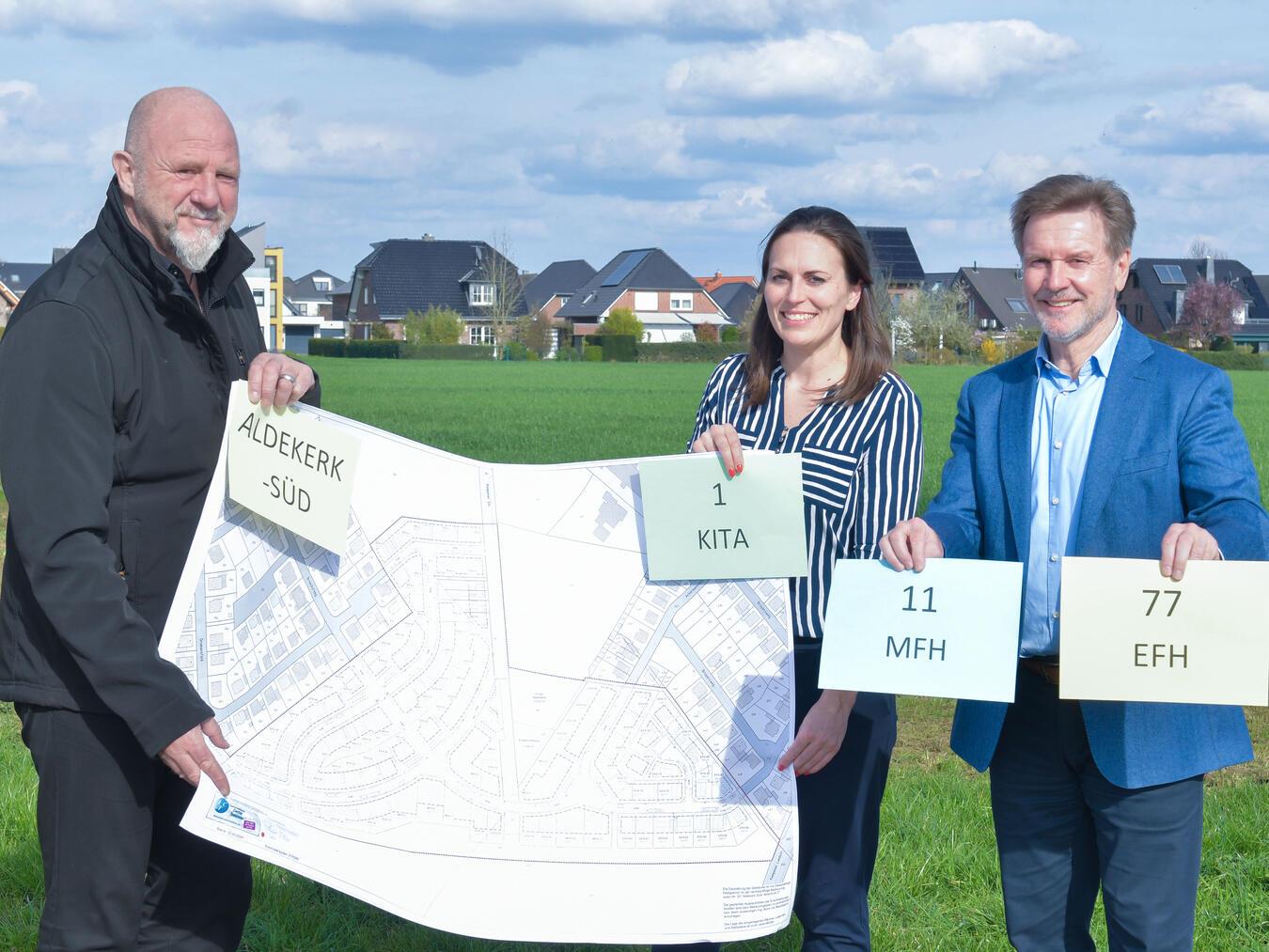 Eine neues Wohngebiet entsteht in Aldekerk Bauamtsleiter Klaus Arnolds (l.), Geschäftsführerin Michaela Teeuwen und Bürgermeister Dirk Möcking freuen sich auf den Start der Vermarktung.Foto: Gemeinde Kerken