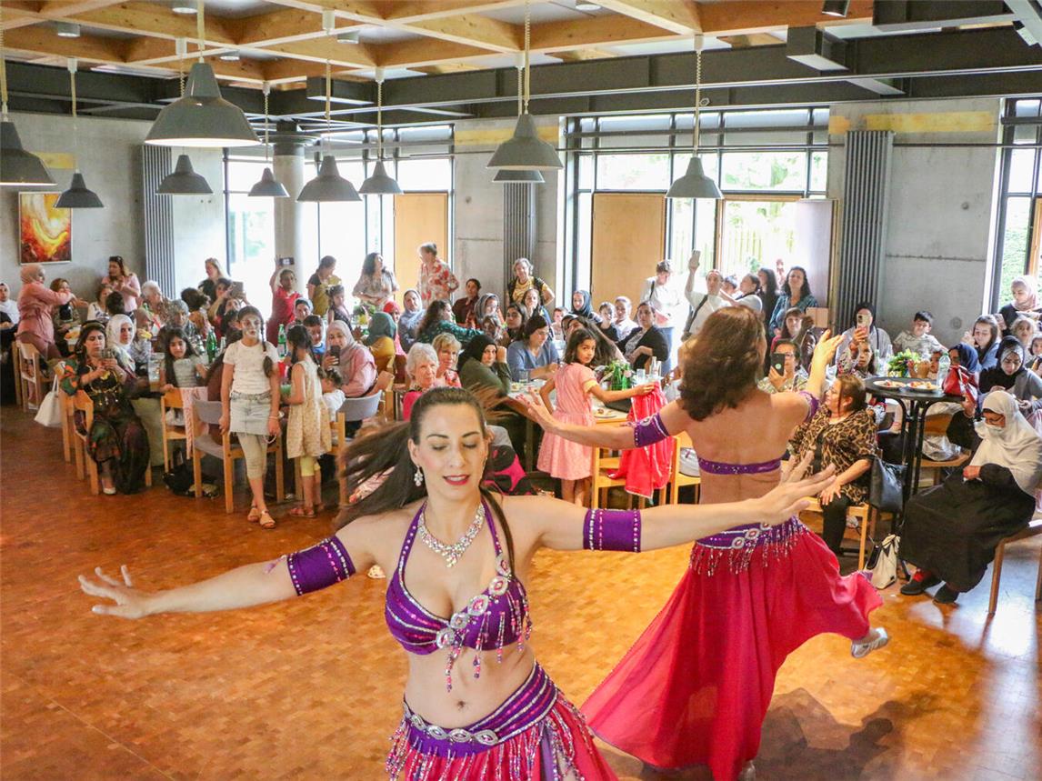 Bauchtanz und Begegnung: Das Interkulturelle Frauenfest begeisterte mit einem farbenfrohen Programm und lockte so viele Besucherinnen wie nie zuvor an.Foto: Caritasverband Geldern-Kevelaer