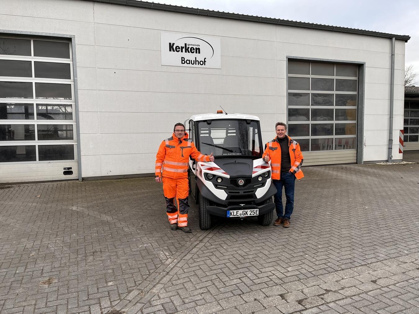 Bauhofleiter Michael Botor und Bürgermeister Dirk Möcking freuen sich über die neue E-Pritsche für den Bauhof.Foto: Gemeinde Kerken