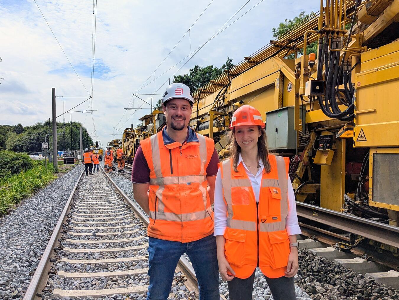 Bauleiter Lucas Hengelbrock und Ingenieurin Julia Schoffels sind für die Planung und Umsetzung der Sanierungsarbeiten zuständig. 