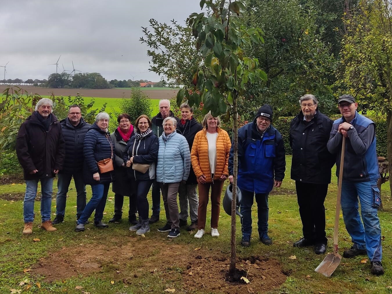 "Baumpflanzung im Obstgarten von Kurt Kinnett, nachhaltige Landwirtschaft, Privatfoto"