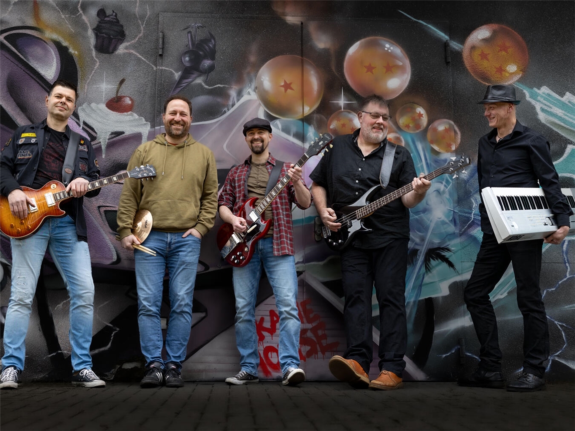 "Beaker's Revenge Band live auf der Düffelwarder Kirmes, begeistertes Publikum, nächtliche Festivalstimmung"