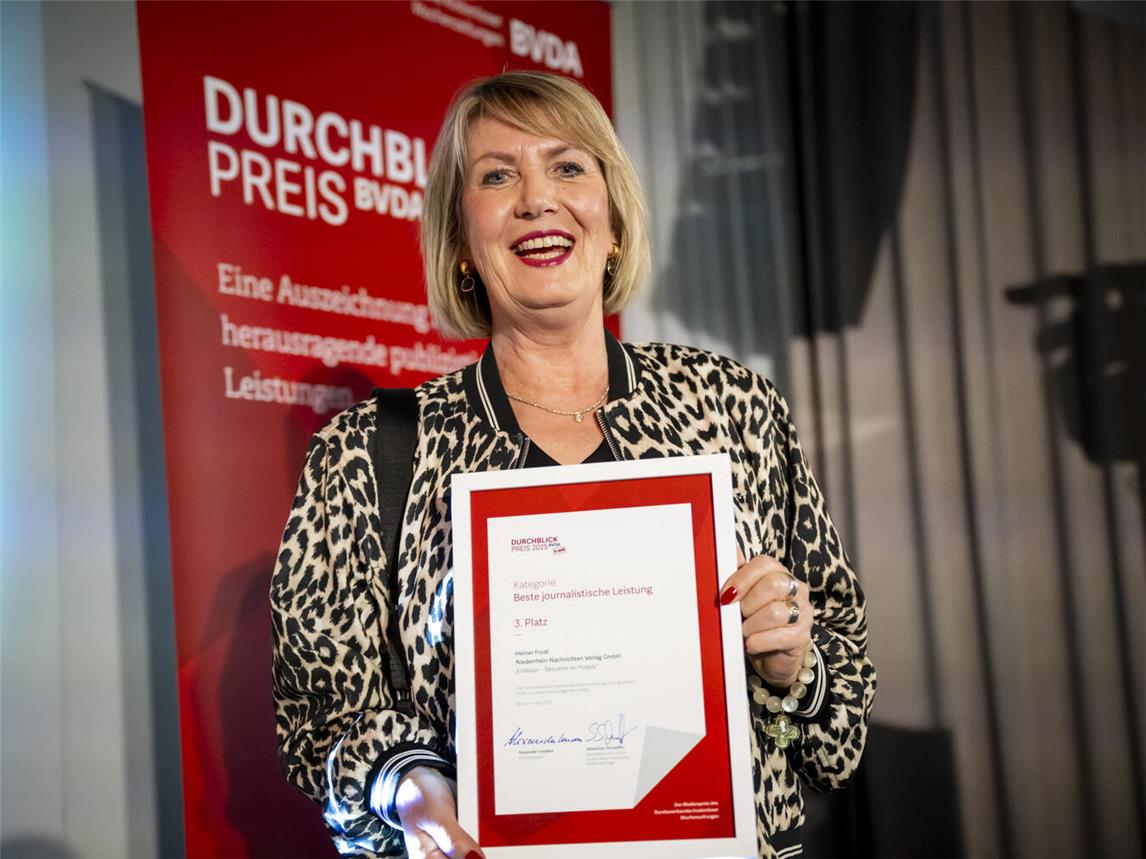 Beate Aßmann nahm stellvertretend für NN-Redakteur Heiner Frost die Ehrenurkunde für den 3. Preis in der Kategorie „Beste journalistische Leistung“ entgegen. Foto: BVDA/ Bernd Brundert