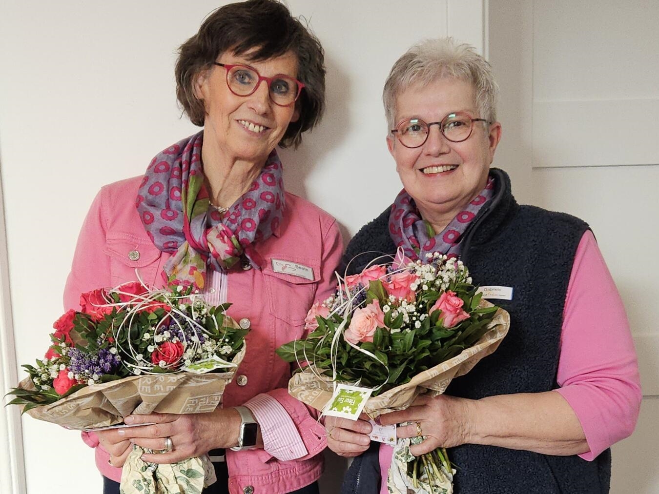 Beate Matthaiwe und Gabriele Paeßens wurden mit Dank und Blumen verabschiedet. Foto: Landfrauen Xanten