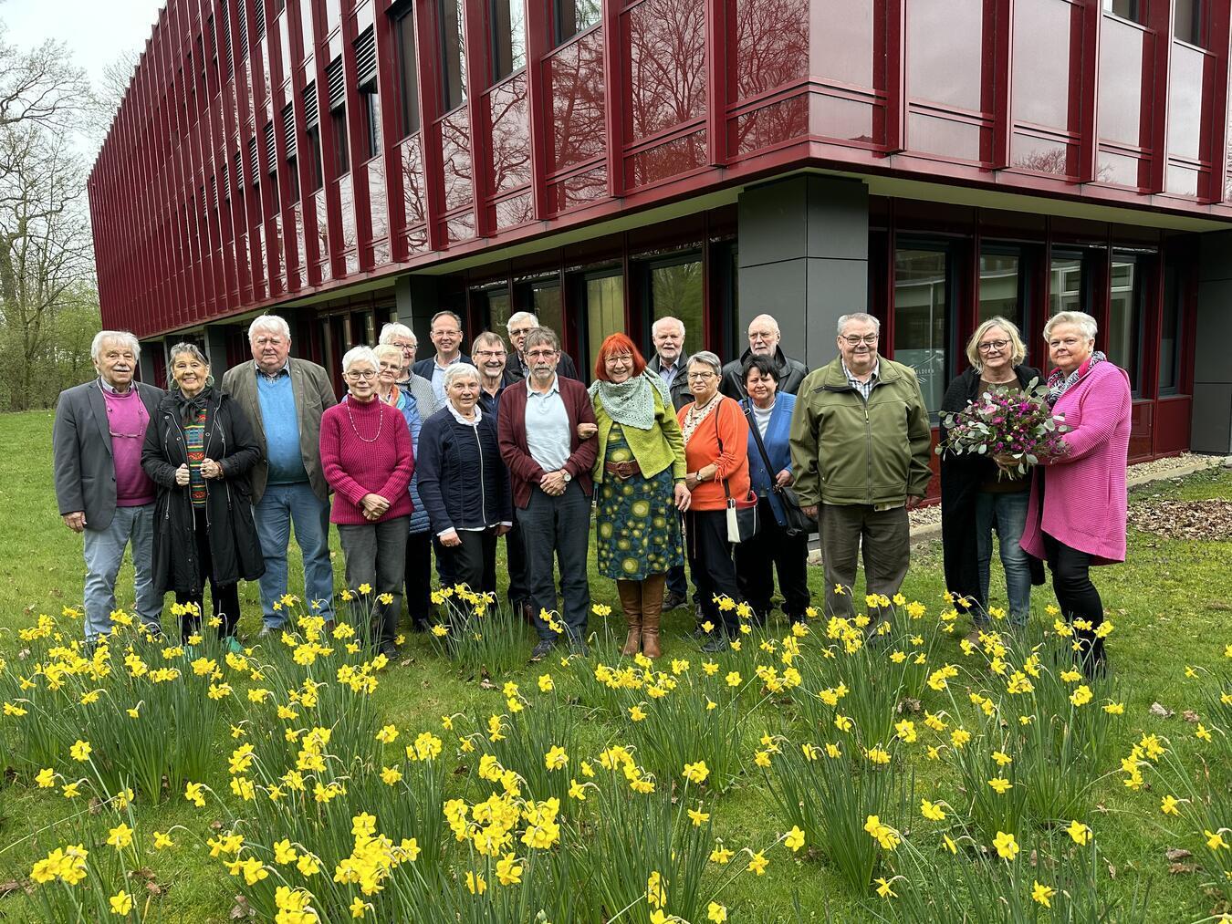 Bedankte sich – gemeinsam mit den Mitgliedern des Gelderner Seniorenbeiraes - bei Angelika Jacobs (2.v.r.) für einen umfangreichen Vortrag zu den Möglichkeiten, den Alltag auch im Alter im gewohnten zu Hause bewältigen zu können: die Vorsitzende des Seniorenbeirates, Marlies van Treeck (r.).Foto: hvs