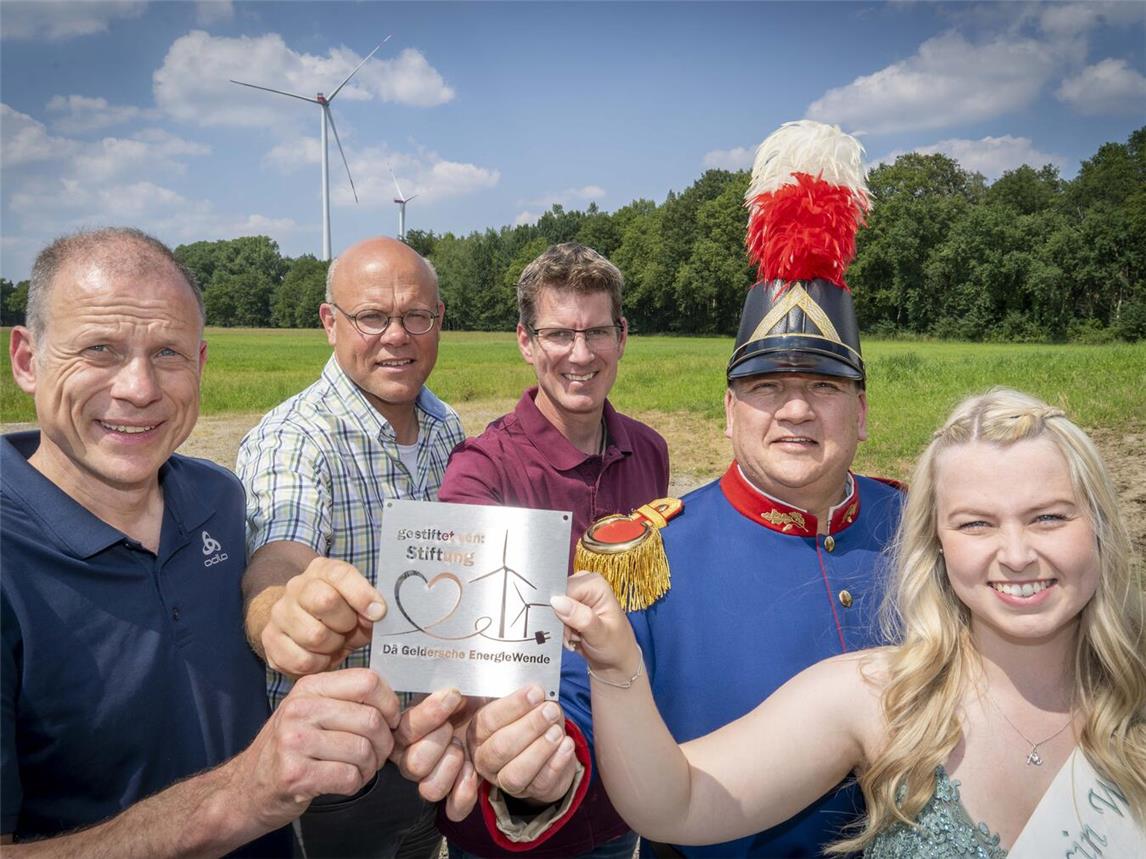 Bedankten sich bei Bernd Wienhofen und Andreas Rattmann (von links) von der Stiftung „Dä Geldersche EnergieWende“ für die Unterstützung der Arbeit der Spargelprinzessin: Walbecks Spargelprinzessin Ronja Geldermann, Spargelgrenadier Heinz-Josef Heyer und Dirk Janßen (von rechts) von der Spargelbaugenossenschaft Walbeck. Foto: Gerhard Seybert