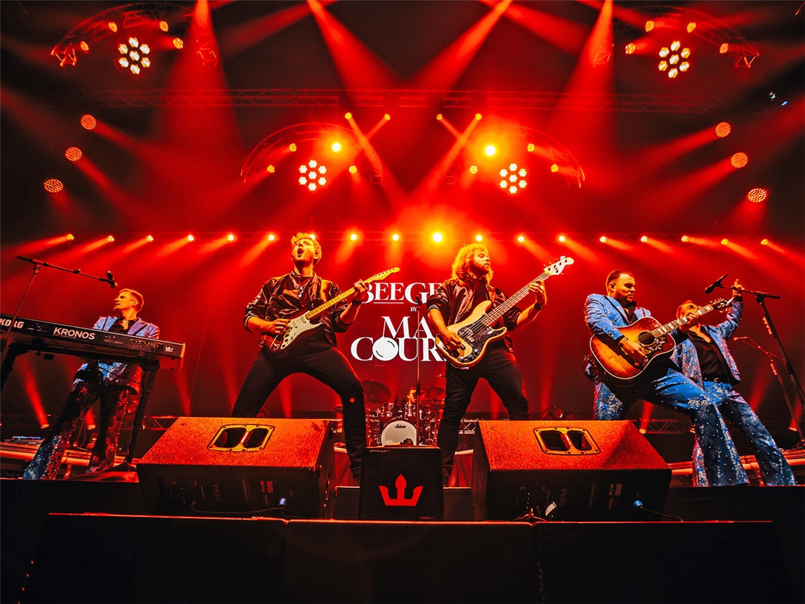 Bee Gees by MainCourse bringt die goldene Ära von Disco und Pop zurück – von „Stayin’ Alive“ bis „How Deep Is Your Love“ – mit der Kraft und Leidenschaft von heute. Foto: Set Vexy