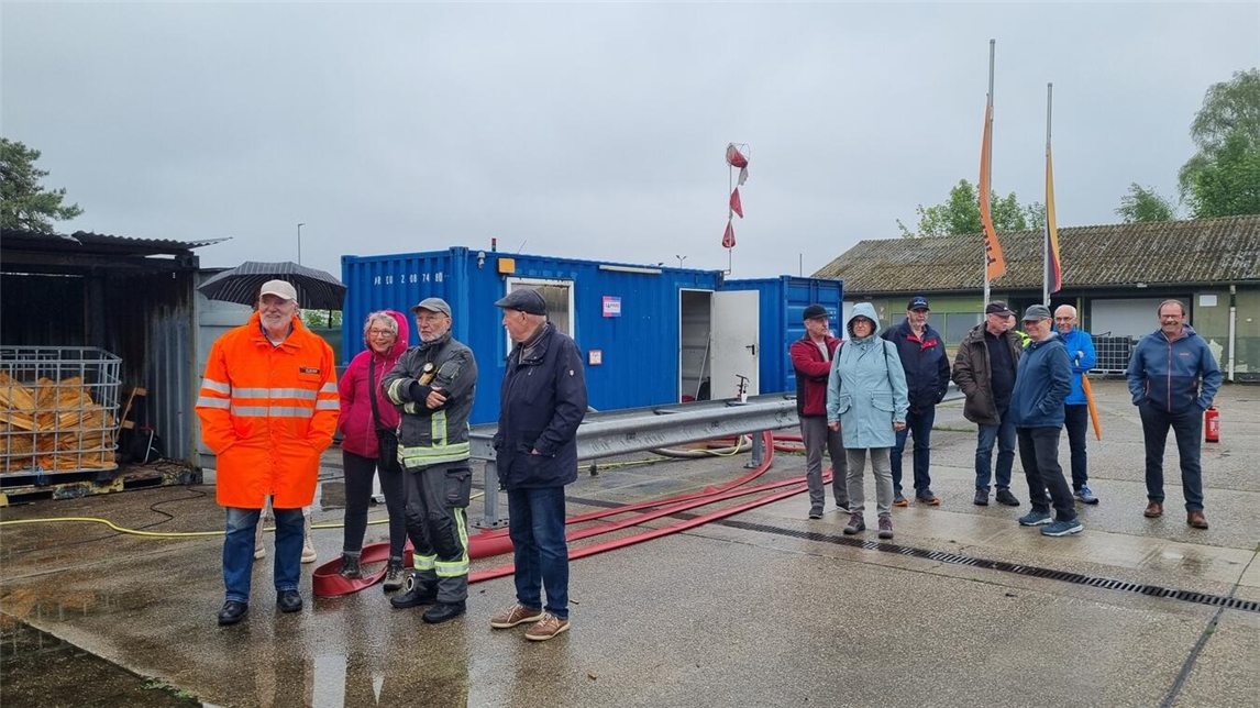 "Beeindruckte Besucher auf der Training Base Weeze, Luftfahrttraining, Besuchergruppe"
