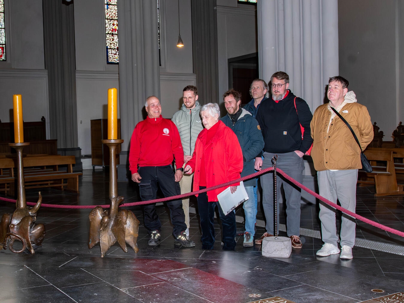 Begleitet durch Johannes Schubert (links) wurden die Steinmetze von Gerda Hußmann durch den Xantener Dom geführt. Foto: Bischöfliche Pressestelle / Christian Breuer