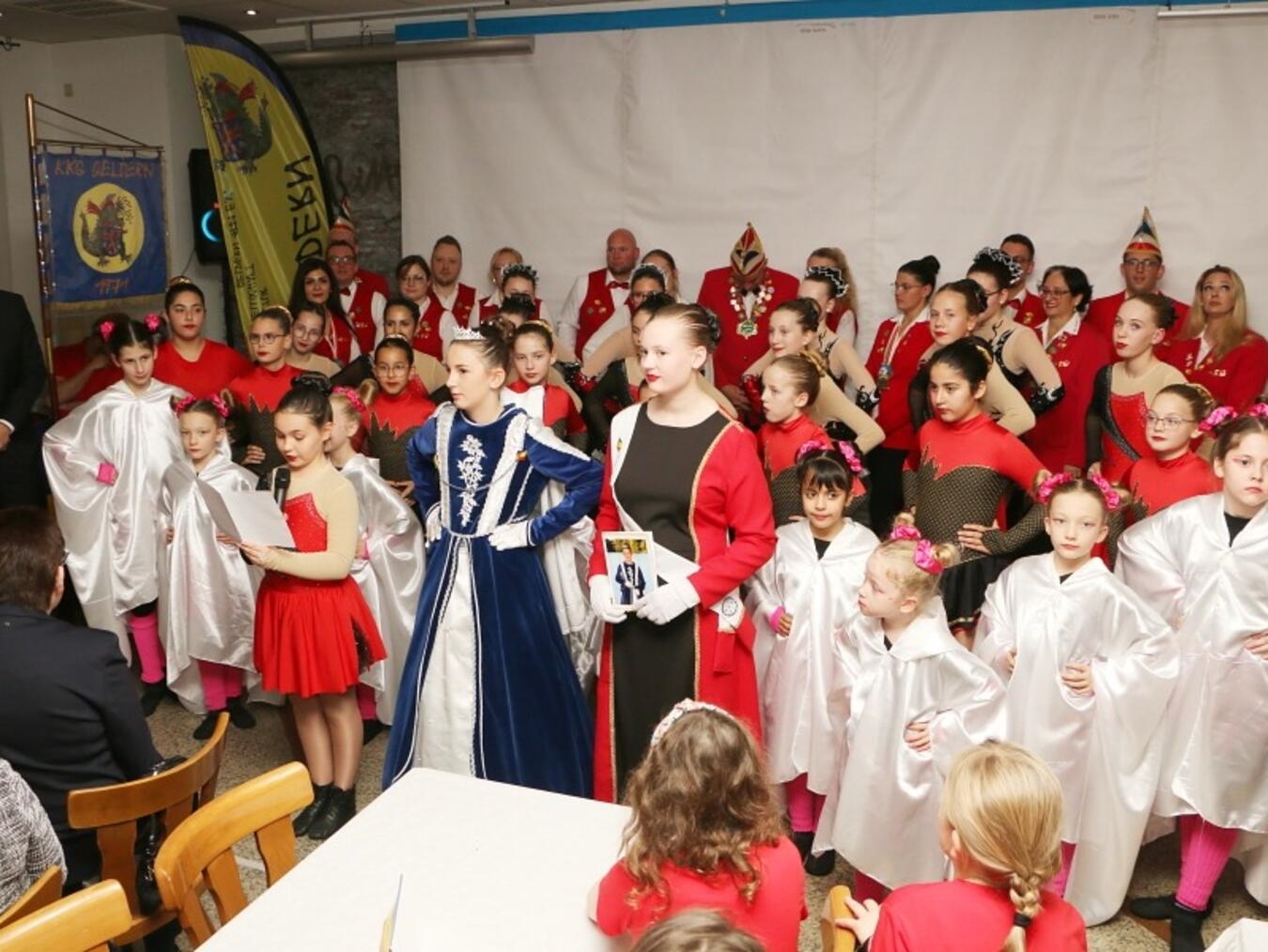 Begleitet von den Tanzgruppen der KKG Geldern eröffnet Prinzessin Pauline den Abend.