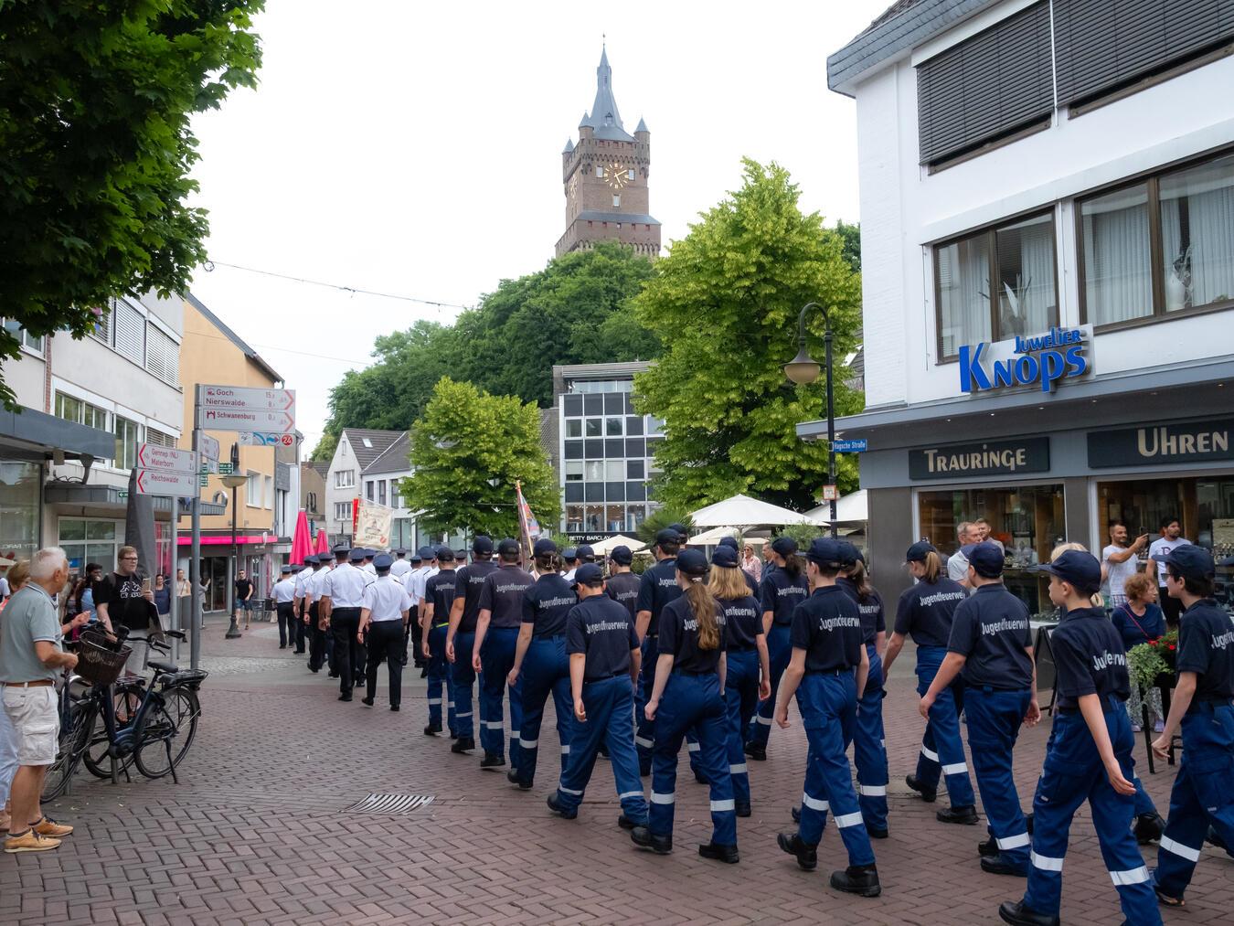 Begleitet wurde der festliche Zug von den beiden Musikeinheiten der Feuerwehr, dem Spielmannszug Reichswalde und dem Musikzug Kleve, die den Marsch durch die Große Straße musikalisch untermalten. Foto: Feuerwehr Kleve