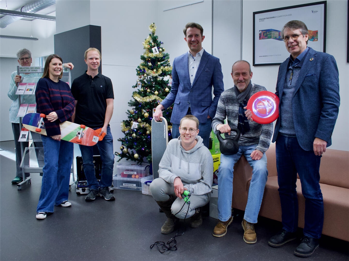 Begrüßen die „Bibliothek der Dinge“ (v.l.): Maren Gerle (Mitarbeiterin Bibliothek), Maike Schön (Projektkoordinatorin Bibliothek), Christoph Bors (Klimaschutzmanager Stadt Kleve), Larissa Bertram (Mitarbeiterin Bibliothek), Jonas Lamik (Leiter Bibliothek), Dirk Posdena (Leiter Fachbereich Klimaschutz, Umwelt und Nachhaltigkeit der Stadt Kleve) und Christian Bomblat (Technischer Dezernent Stadt Kleve). Foto: HSRW