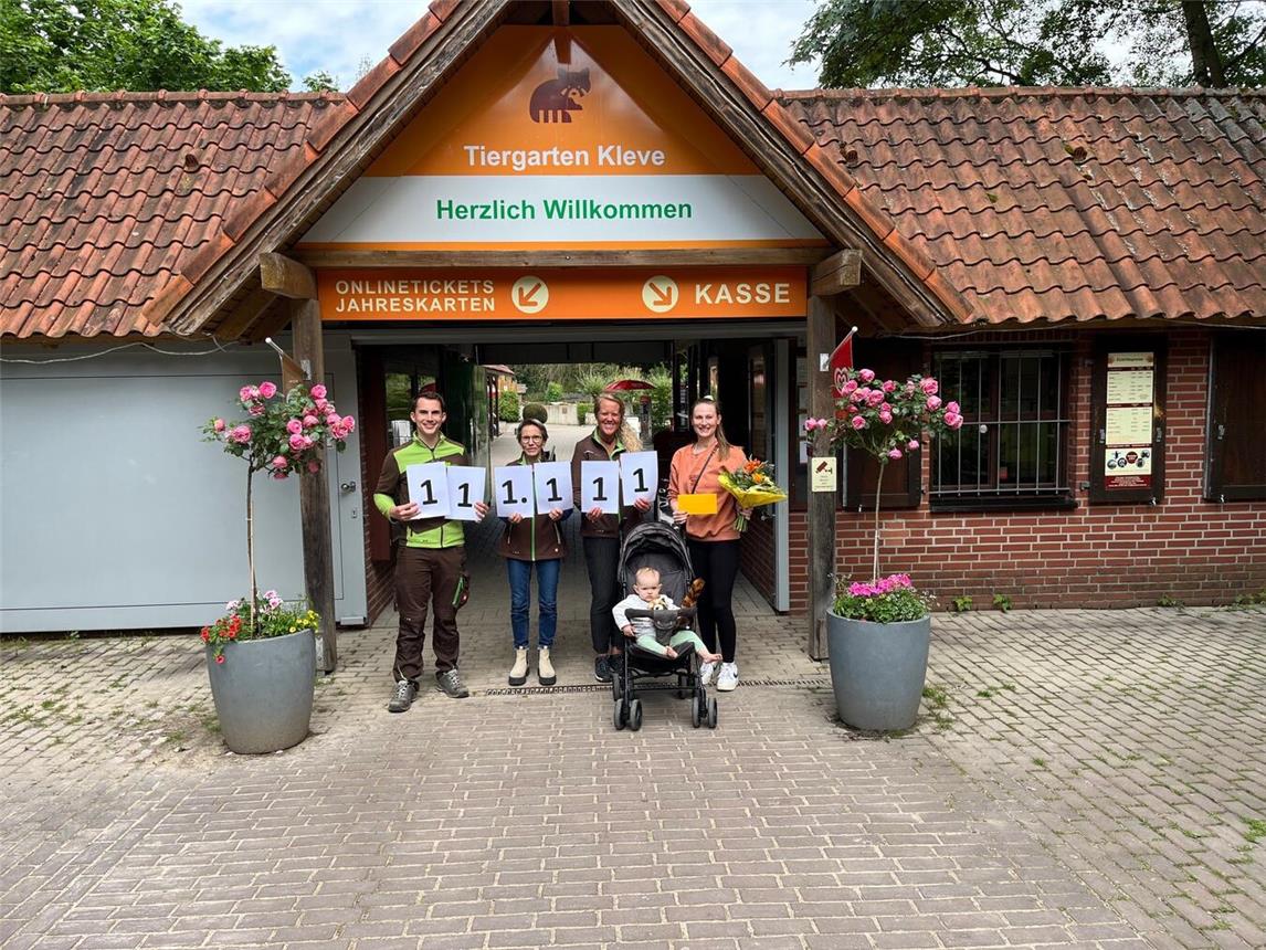Begrüßten die 111.111 Besucherin (v.l.): Martin Polotzek, Bärbel Haven und Martina de Reuver heißen Anna Rüttermann und Tochter Ida willkommen.Foto: Tiergarten Kleve