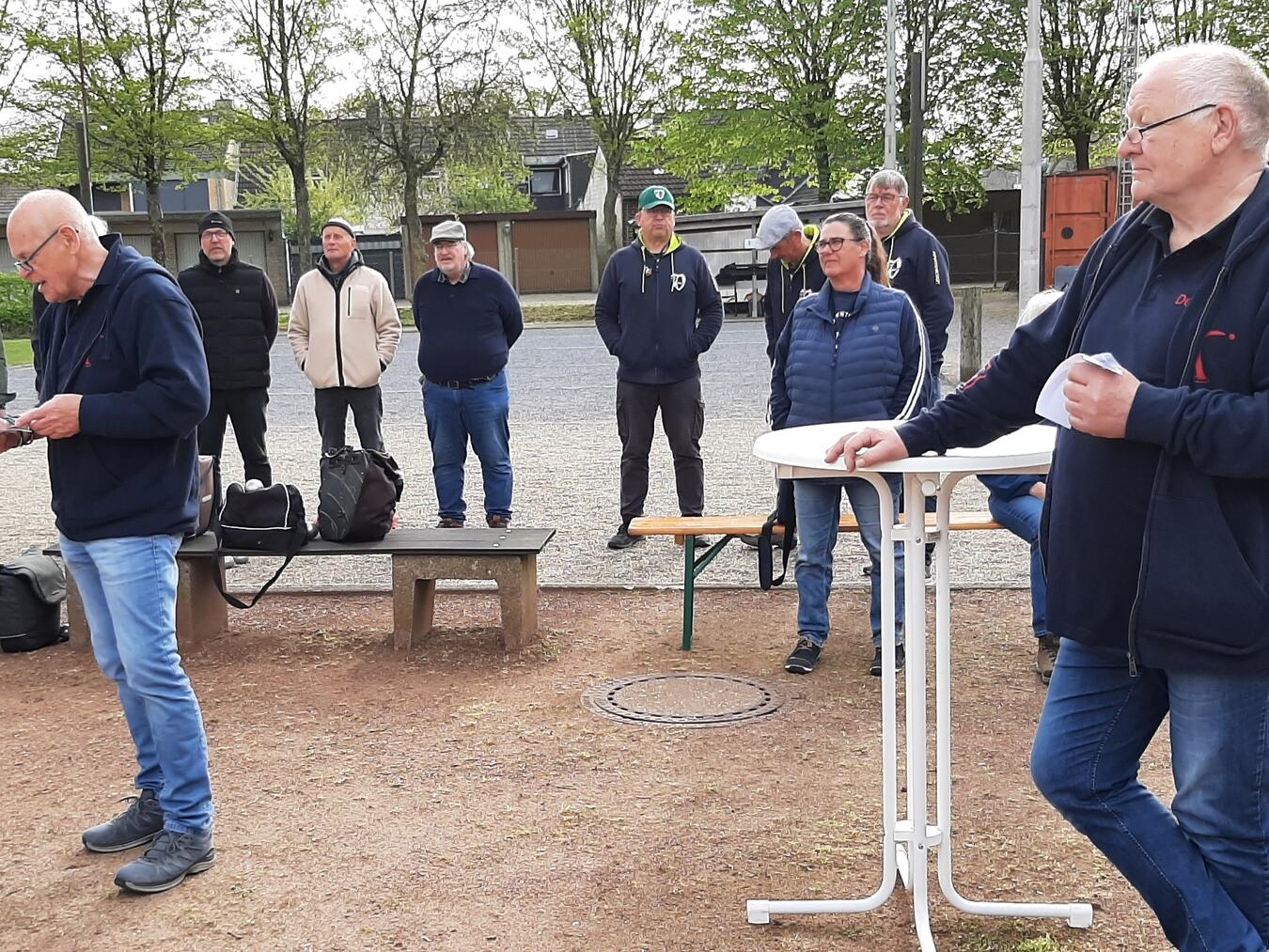 "Ludger Friedrichs begrüßt Gäste auf der Platzanlage, herzliches Willkommen, Veranstaltungsbeginn"