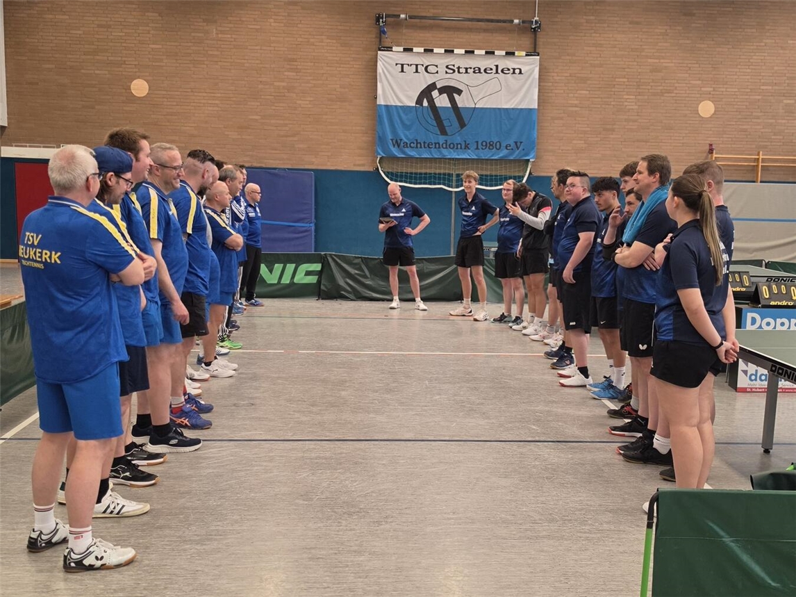 "Gruppe lächelnder Freunde bei Saisonabschluss des TTC Straelen/Wachtendonk, fröhliche Atmosphäre"