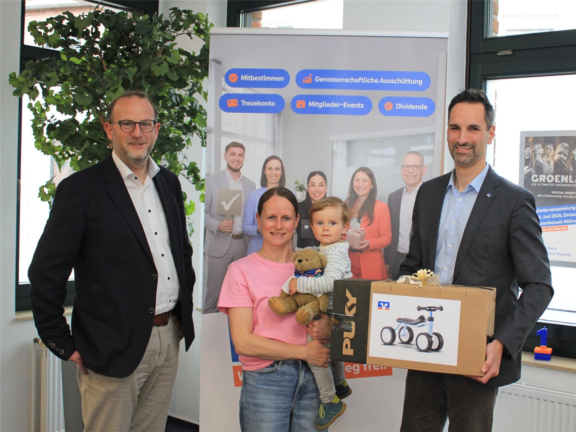 "Begrüßung neues Mitglied Volksbank Emmerich-Rees, Marcus Kilzer, Melanie und Toni Flanz, Peter Schau, Gruppenfoto"