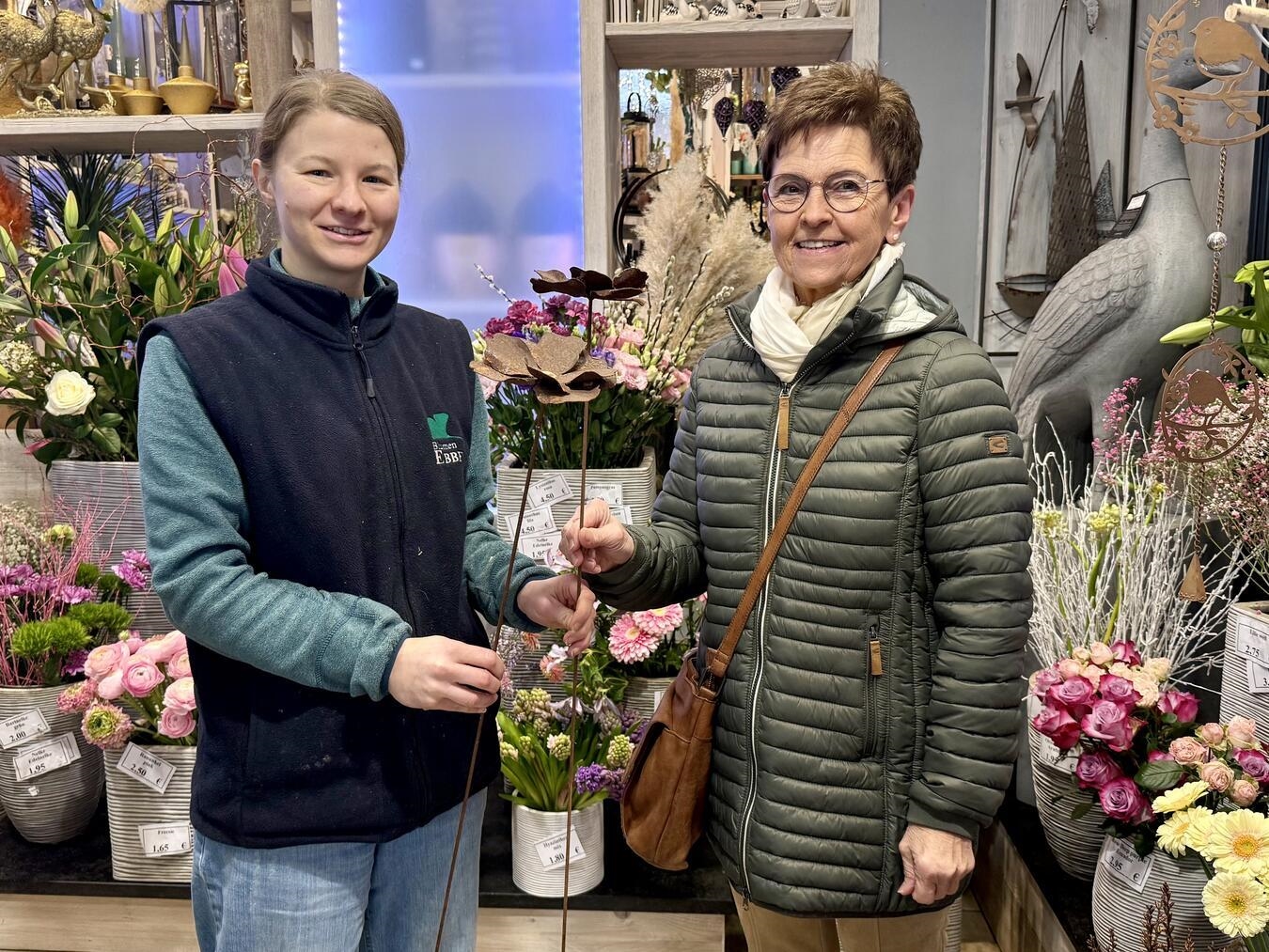 Bei Blumen Ebben, hier im Bild Juniorchefin Verena Ebben (l.), suchte sich Verrieth Gartendeko aus. NN-Foto: SP