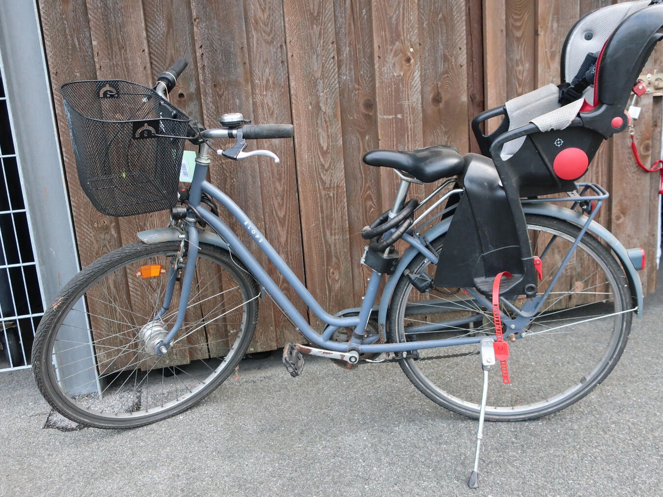Blaugraues Damenrad Elops mit Kindersitz und Fahrradkorb, sichergestellt von der Polizei.