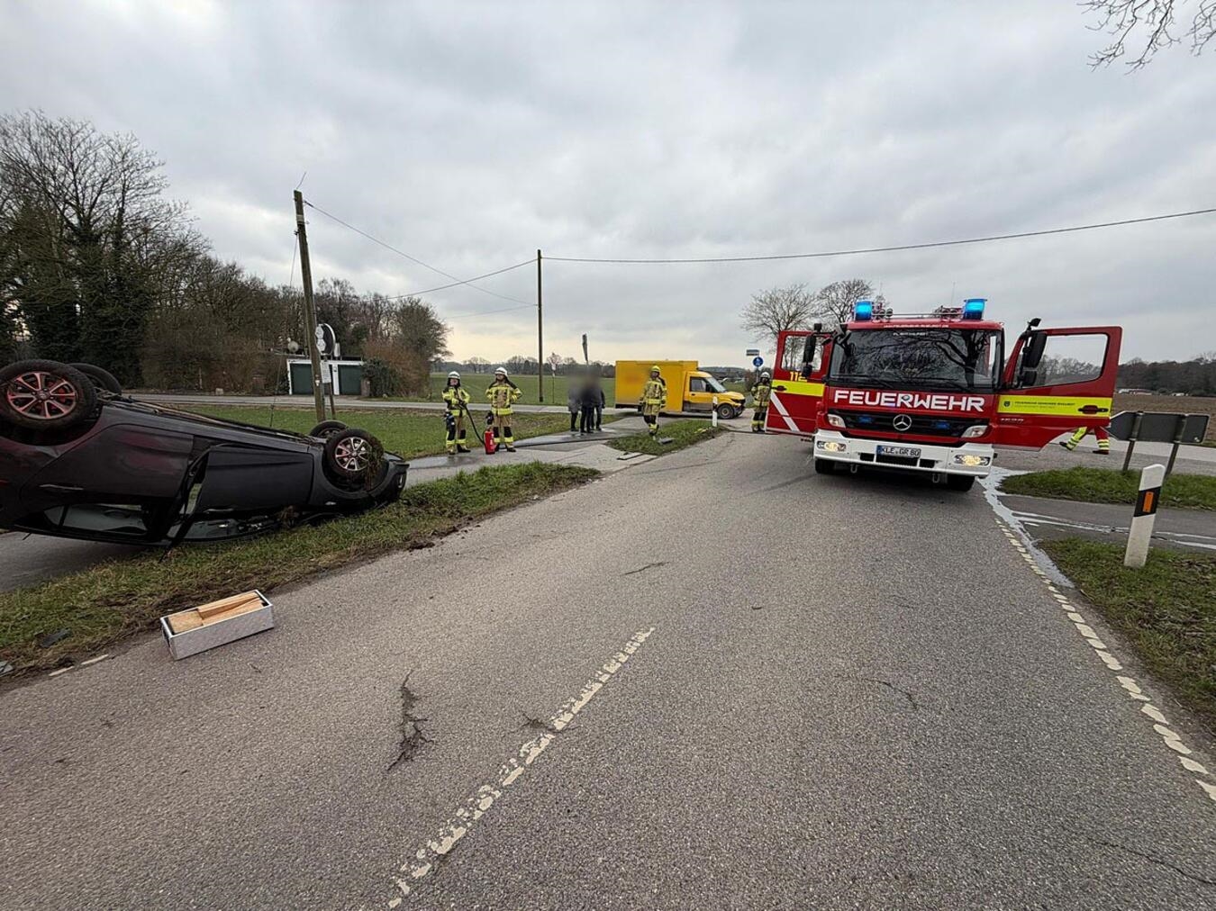 Bei dem Unfall kam eines der Fahrzeuge auf dem Dach zum Liegen. Foto: Feuerwehr Gemeinde Rheurdt
