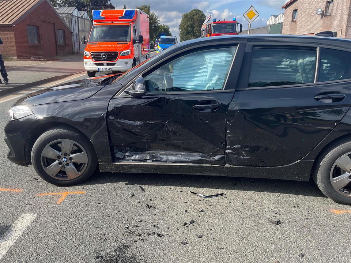 Bei dem Verkehrsunfall am Sonntag in Kalkar auf der Römerstraße/Talstraße wurde eine Autofahrerin schwer verletzt.Foto: Polizei