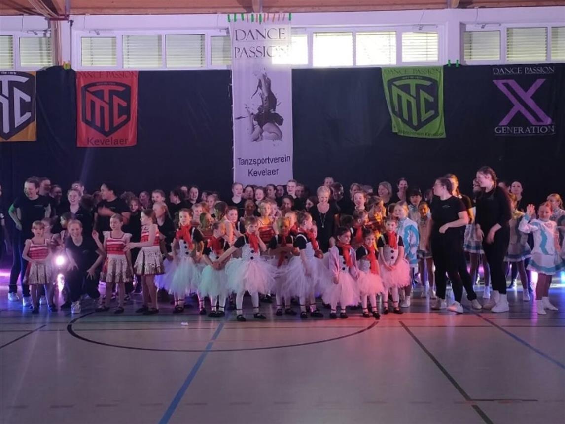 Bei den beteiligten Tanzgruppen begeistern die „Krümel“ mit ihrem Auftritt als Schneemänner.Foto: privat