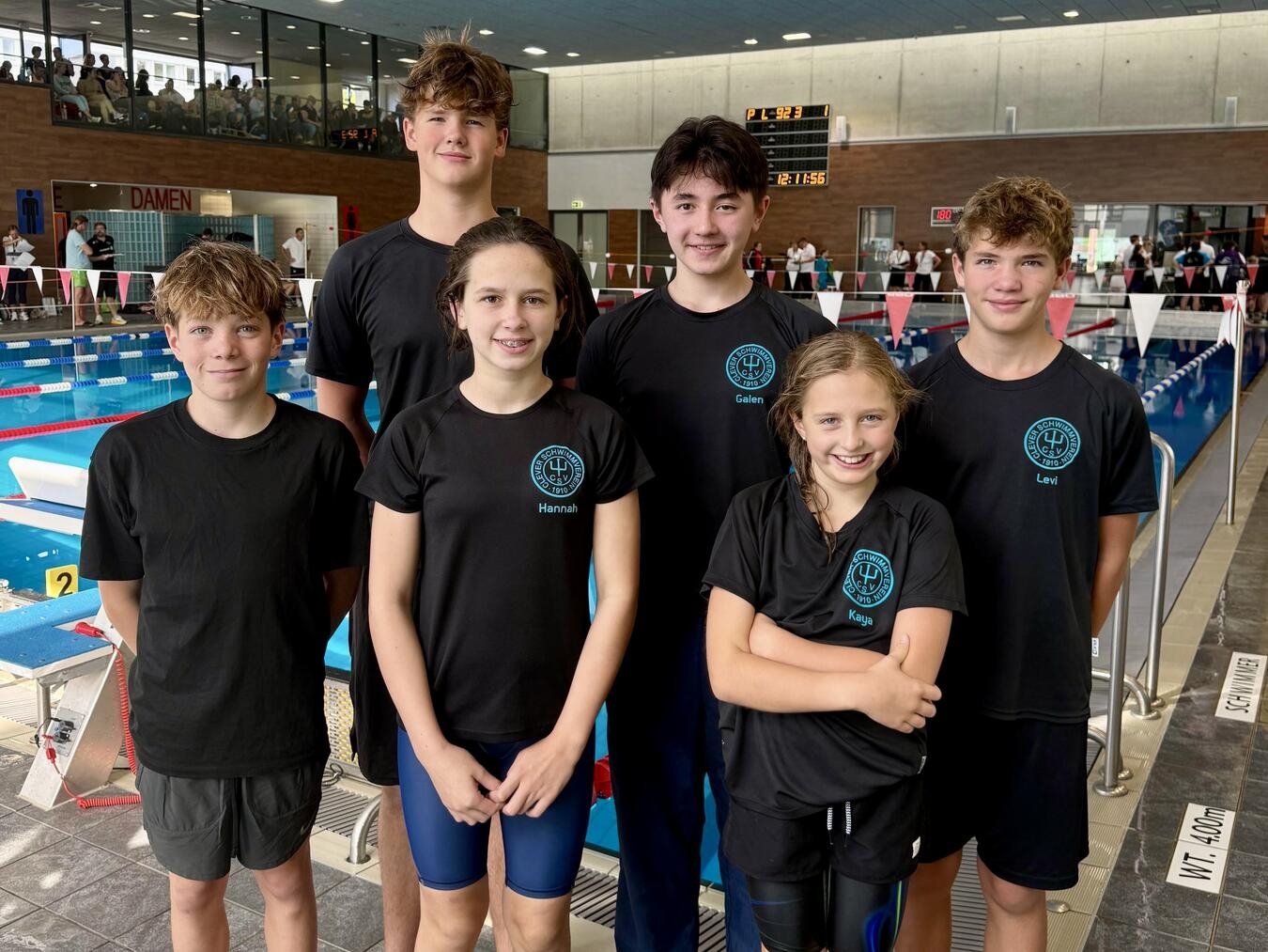 "Klever Schwimmteam bei Bezirkskurzbahnmeisterschaften in Aktion, CSV Kleve, erfolgreiche Leistung"