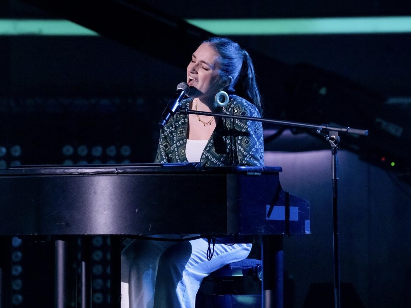 Bei den „Blind Auditions“ begleitete sich Anne Mosters selbst am Klavier. Foto: Joyn/Claudius Pflug