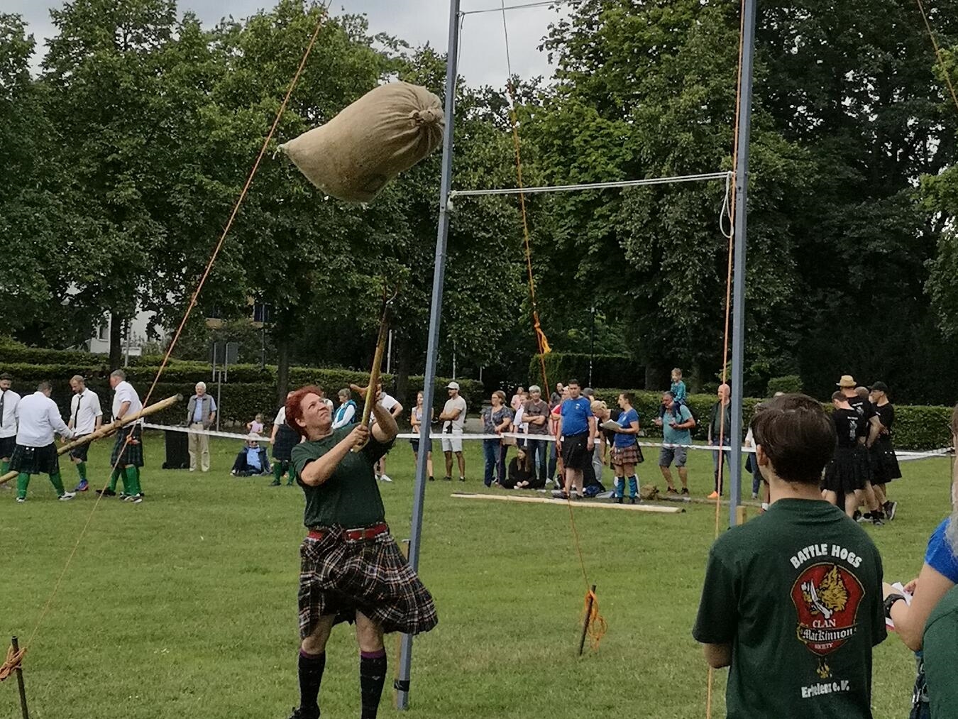 "Teilnehmer bei Highland Games Wesel wirft Baumstamm, traditionelle schottische Sportveranstaltung"