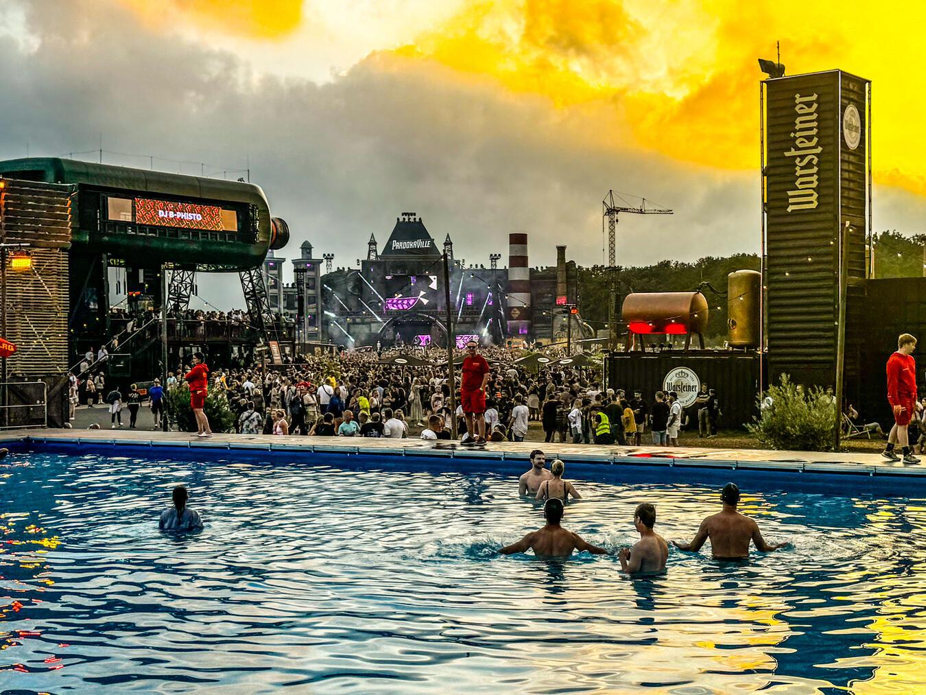 „Eine komplett andere Welt“ Bei den hochsommerlichen Temperaturen am Wochenende war der Pool besonders beliebt.