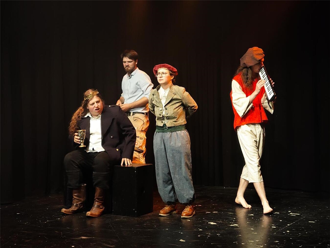"Theaterprobe: Lucca van Basten, Luca Meyer, Salome Ruppelt, Noah von Hoch auf Bühne"