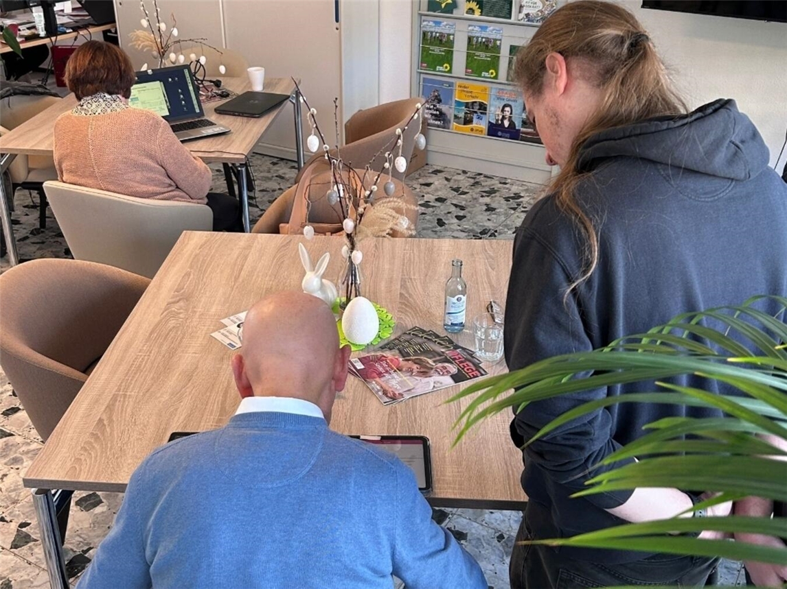 Bei den Technikhilfe-Nachmittagen der Awo wird Senioren geholfen. Foto: Awo Weeze