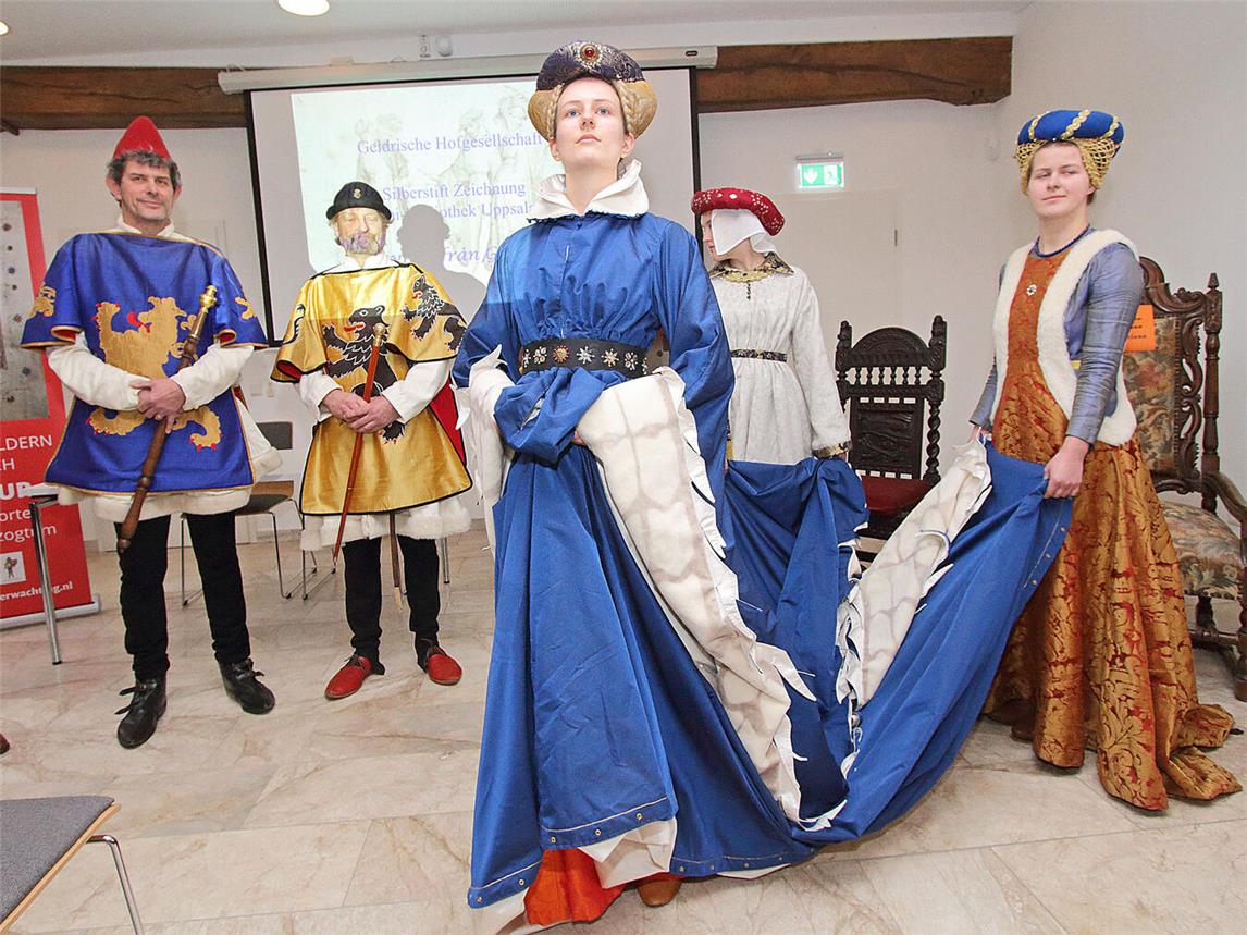 Bei der Ausstellungseröffnung am Sonntag zog „Herzogin Maria“, dargestellt von der niederländischen Gruppe Het Woud der Verwachting, in die Räume von Haus Ingenray ein.NN-Foto: Theo Leie