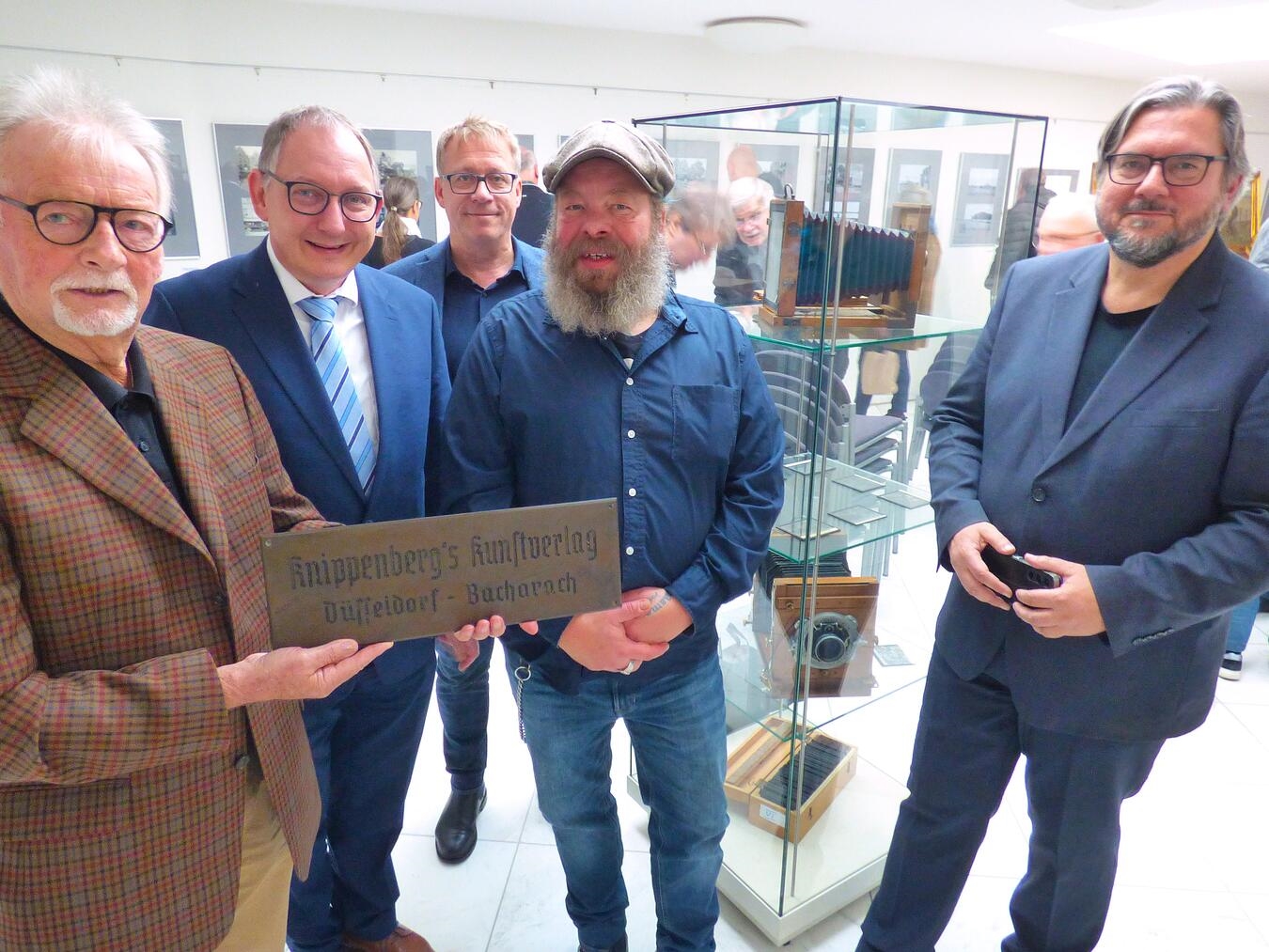 Bei der Ausstellungseröffnung: Josef Kux (l.), Großneffe des Fotografen Joseph Knippenberg, Bürgermeister Sebastian Hense, Michael Albers vom Rheinischen Bildarchiv Köln, Knippenbergs Urenkel Christian Kaiser und Ressa-Vize Michael Scholten. Foto: Ressa