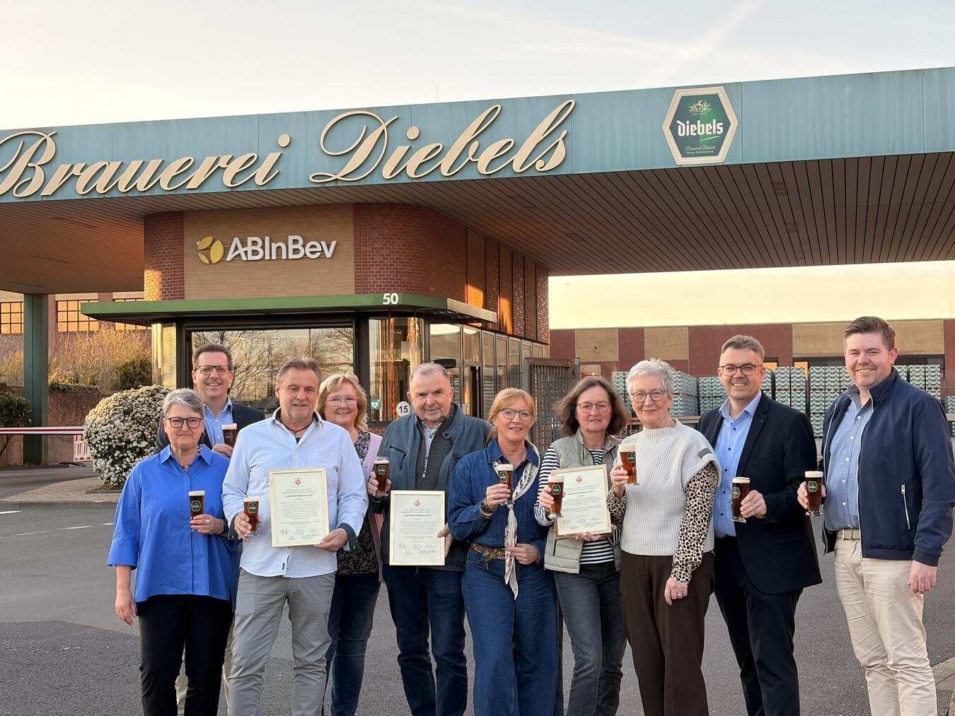Auszeichnung 2026: Karin Heimes, Claudia Brüx, Regina Kaysers, Anneliese Deckers, Raimund Joachimsthaler, Sabine Vitten, Hans Willy Leenings, Stefan Haag, Bürgermeister Alexander Alberts.
