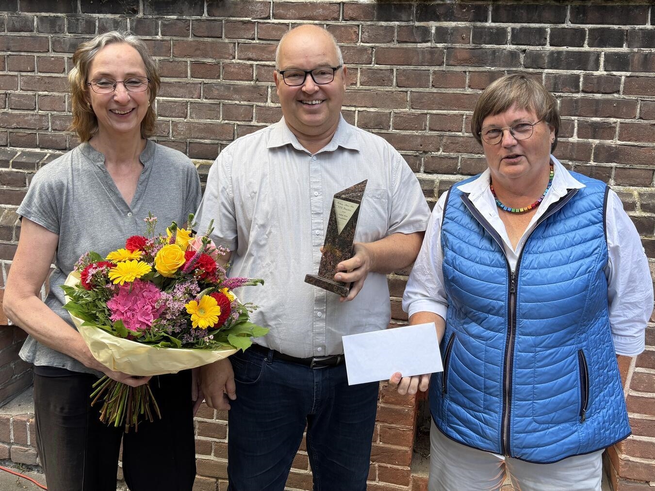 Bei der Auszeichnung (v.l.): Andrea und Stephan Billen mit Karin Wilhelm. Foto: SPD Bedburg-Hau