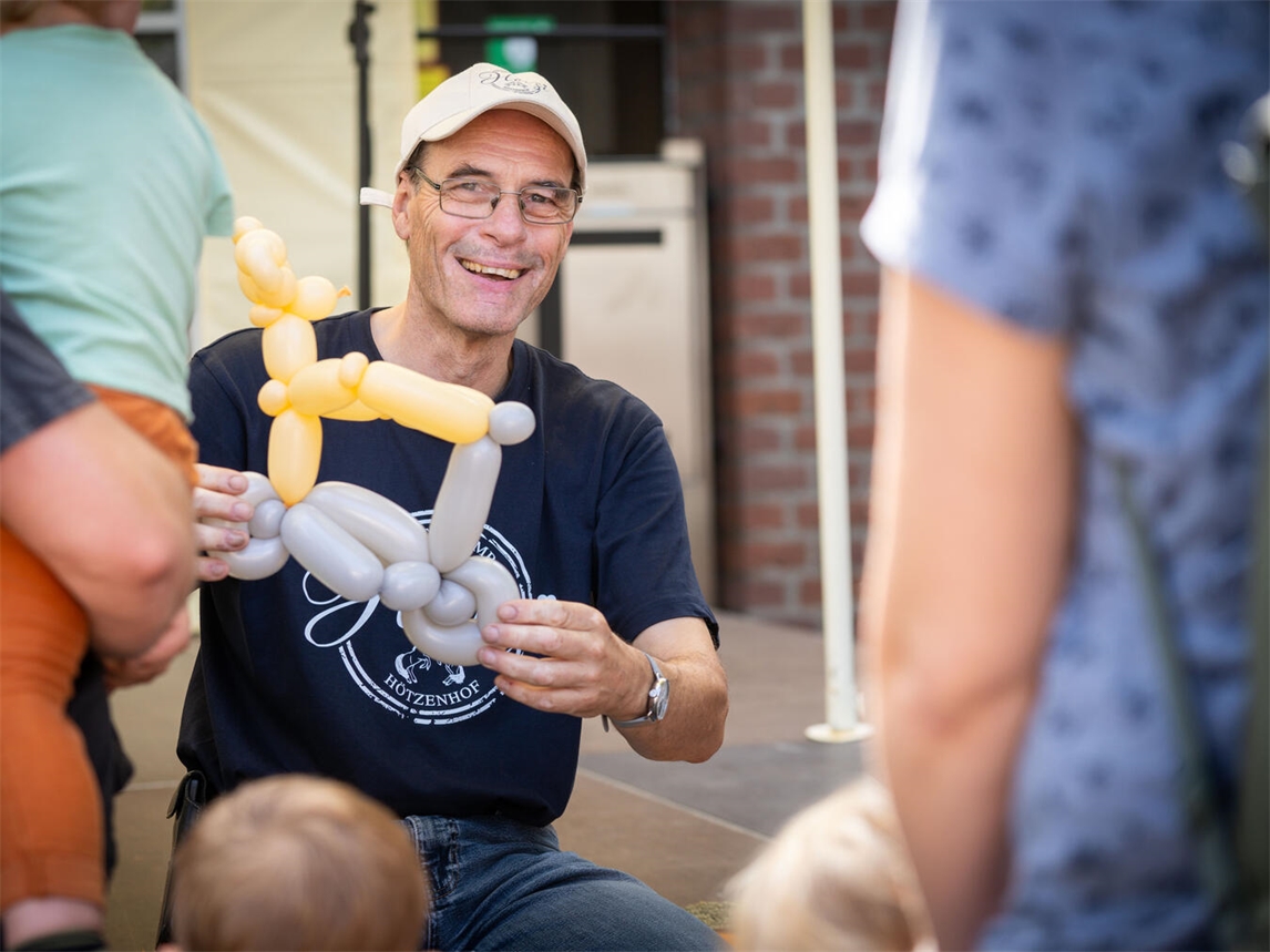 Farbige Ballonfiguren und Tiere bei der Ballonmodellage, NN-Foto von Gerhard Seybert.