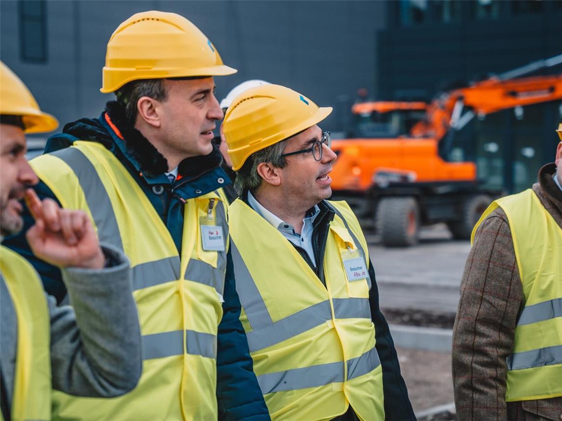 Bei der Besichtigung des im Bau befindlichen Produktionsstätte in Weeze, v.l.: Mike Schmidt, Paul Ziemiak MdB, Stefan Rouenhoff MdB, und Manfred Lorenz, CDU-Kreisgeschäftsführer Kleve.Foto: Wunschkonzert Studios