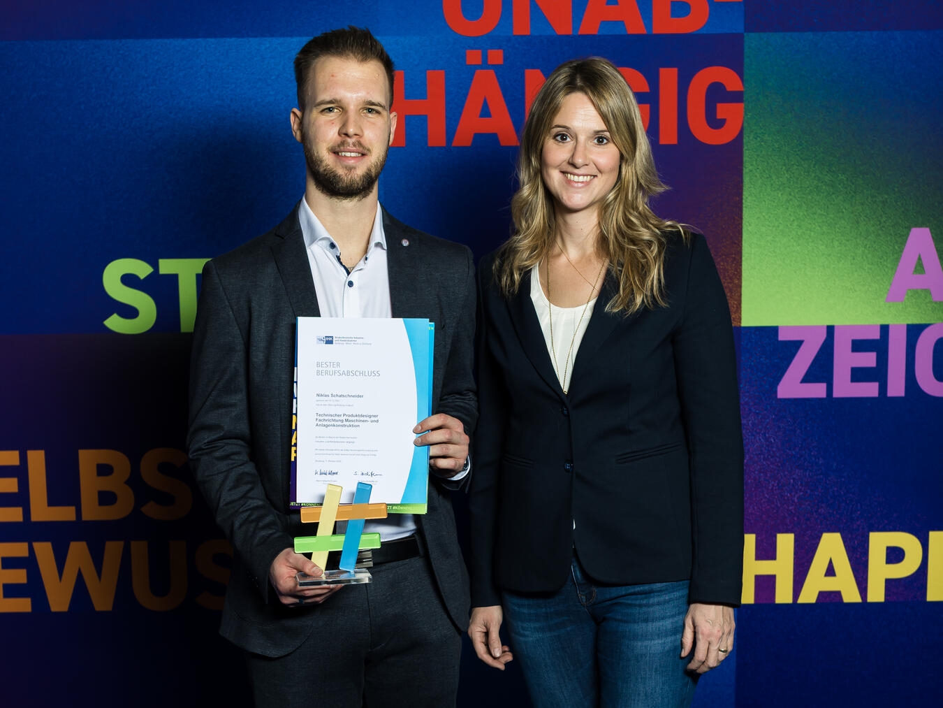 Bei der Bestenehrung: Niklas Schatschneider und Katrin Bongertmann, Ausbildungsleiterin der Hochschule. Foto: HSRW