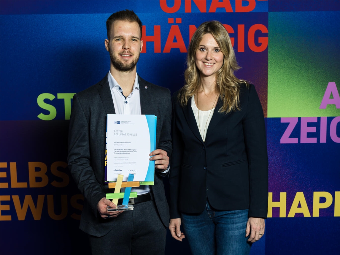 Bei der Bestenehrung: Niklas Schatschneider und Katrin Bongertmann, Ausbildungsleiterin der Hochschule. Foto: HSRW