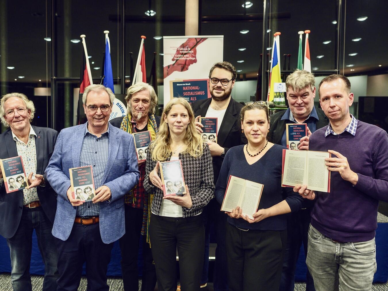 Bei der Buchvorstellung (v.l.): Nils Looschelders, Siebo Janssen, Franziska Frankfurth, Daniel Boumanns, Heidi de Ruiter, Martin Lersch, Josef Gietemann und Willem van het Hekke. Foto: Markus van Offeren