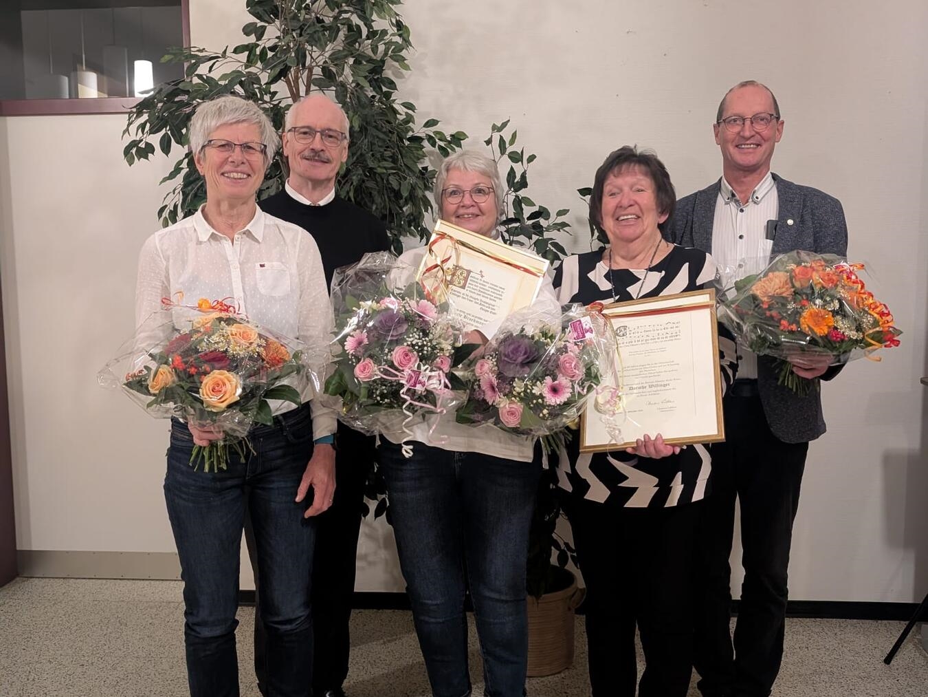 Bei der Ehrung der Jubilare (v.l.): Chorleiterin Birgit Lorenz, Präses Berthold Steeger, Beate Broeckmann, Dorothe Williger und Stefan Ophey. Foto: privat