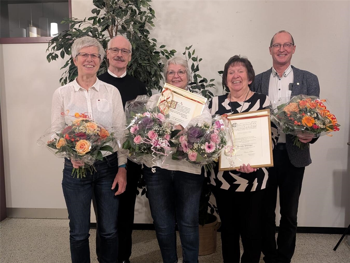 Bei der Ehrung der Jubilare (v.l.): Chorleiterin Birgit Lorenz, Präses Berthold Steeger, Beate Broeckmann, Dorothe Williger und Stefan Ophey. Foto: privat
