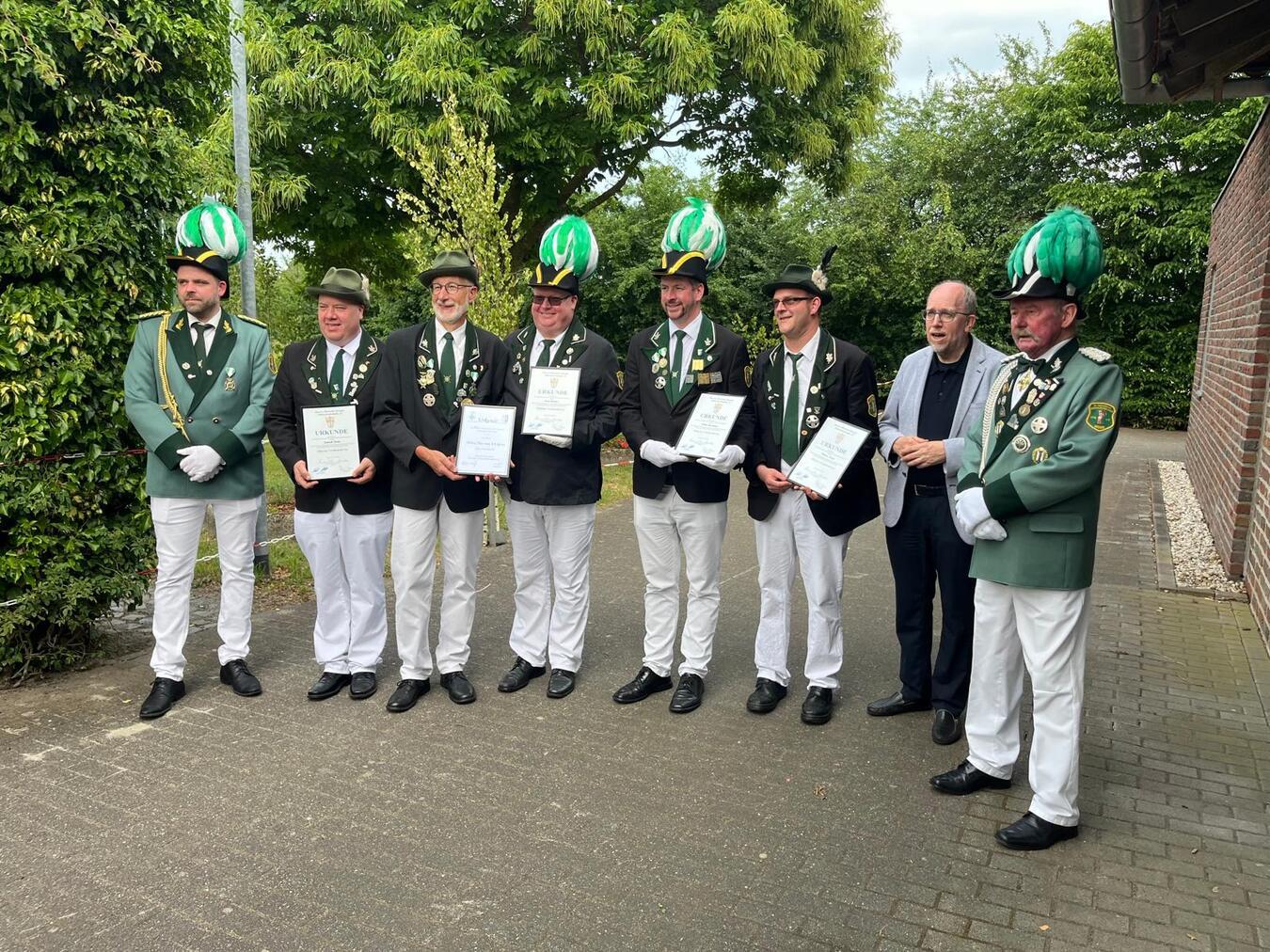 Bei der Ehrung der Schützen: (v.l.) Major Jonas Dörenkamp, Patrick Baten mit dem silbernen Verdienstkreuz, Heinz-Theo van Wickeren für 40-jährige Mitgliedschaft, Ralf Stodden mit dem silbernen Verdienstkreuz, Tobias Beermann mit dem silbernen Verdienstkreuz, Thomas Kaets mit dem silbernen Verdienstkreuz, Präses Pastor Niesmann und Major Theo Beermann. Foto: Sankt-Sebastianus-Schützenbruderschaft