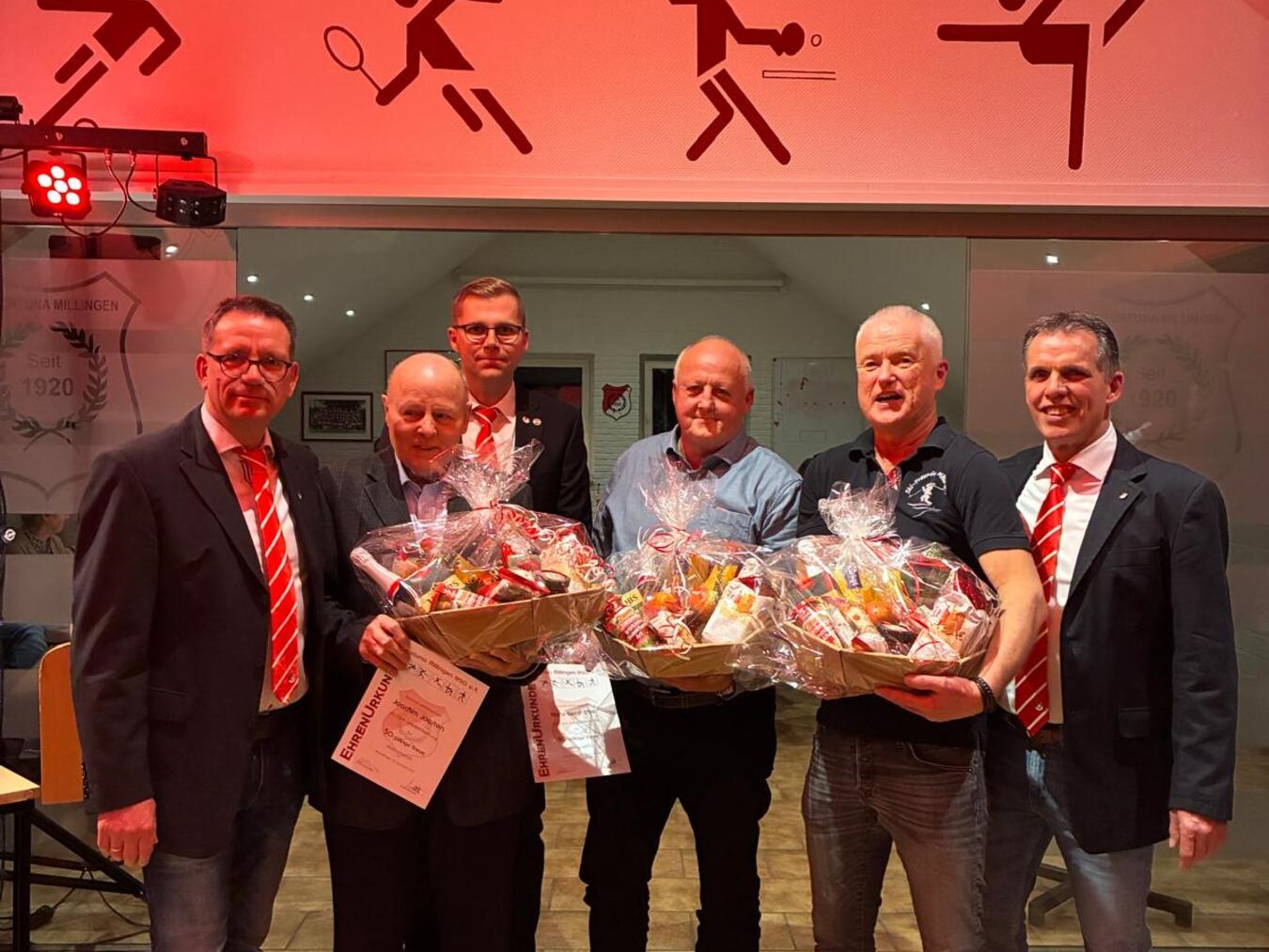 Bei der Ehrung (v.l.): 2. Vorsitzender Markus Nakotte, Joachim Joosten, Geschäftsführer Nicolas te Baay, Hans-Gerd Thiel, Dirk Hövelmann, 1. Vorsitzender Klaus Sesing. Foto: Fortuna Millingen