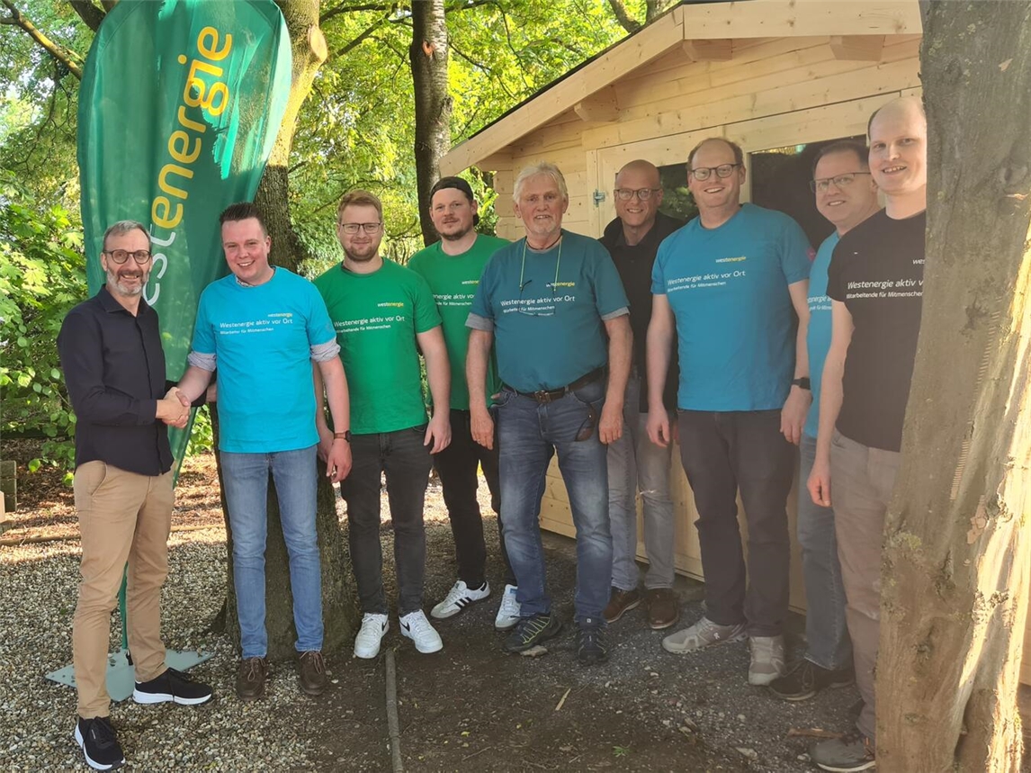 Einweihung einer Hütte mit Frithjof Gerstner, Nils Wetzels und Michael Sonfeld, Westenergie, Bruderschaft-Projekt, Foto: privat