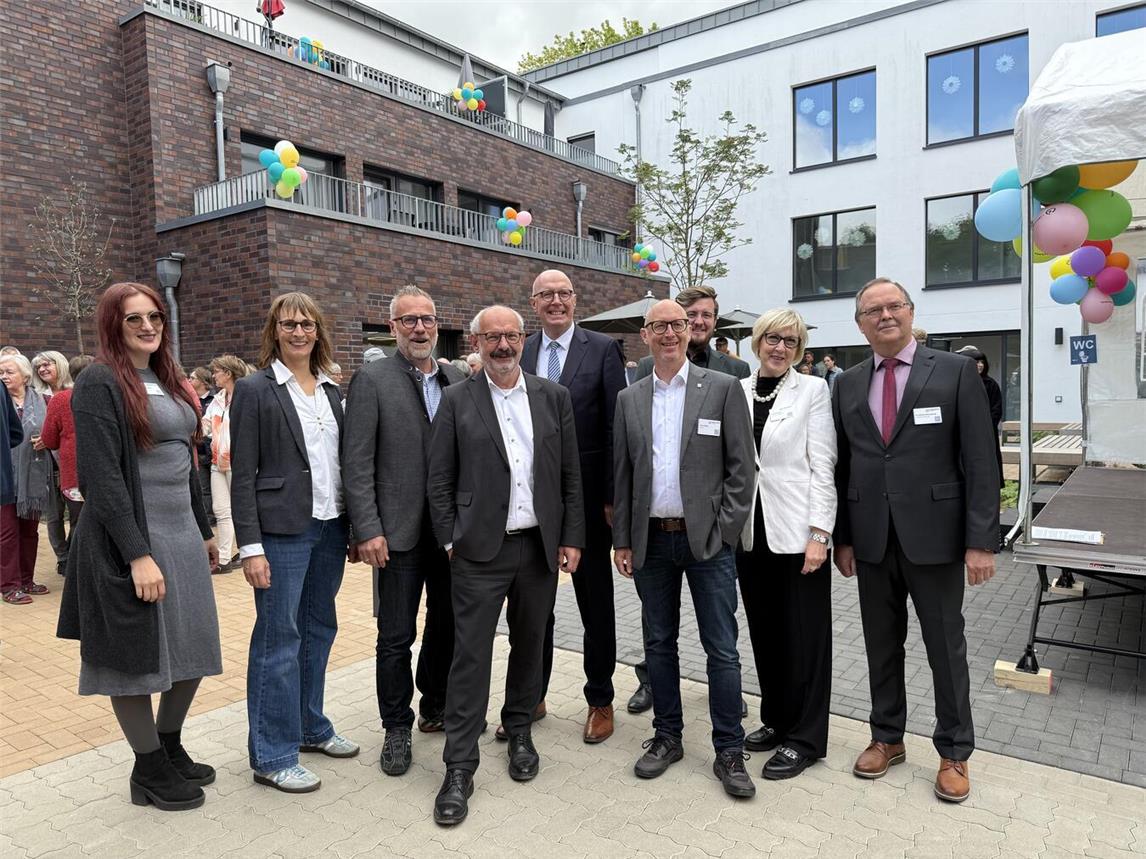 Bei der Einweihung (v.l.): Sabrina Gürtler (Leitung Wohngemeinschaft Wohnquartier Wagnerstraße), Karin Beaupoil (Fachbereichsleitung Betreutes Wohnen), Stephan R. Brockschmidt (Vorstand / Geschäftsführer), Bürgermeister Stadt Kleve Wolfgang Gebing, Landrat des Kreises Kleve Christoph Gerwers, Jörg Kador (Vorstand / Geschäftsführer), Markus Schulzen (Landschaftsverband Rheinland), Jutta Dreher (Inklusionsbeauftragte für das Quartier Wagnerstraße, Stabsstelle Organisationsentwicklung), Friedhelm Bucksteeg (Aufsichtsratsvorsitzender). Foto: Lebenshilfe im Kreis Kleve