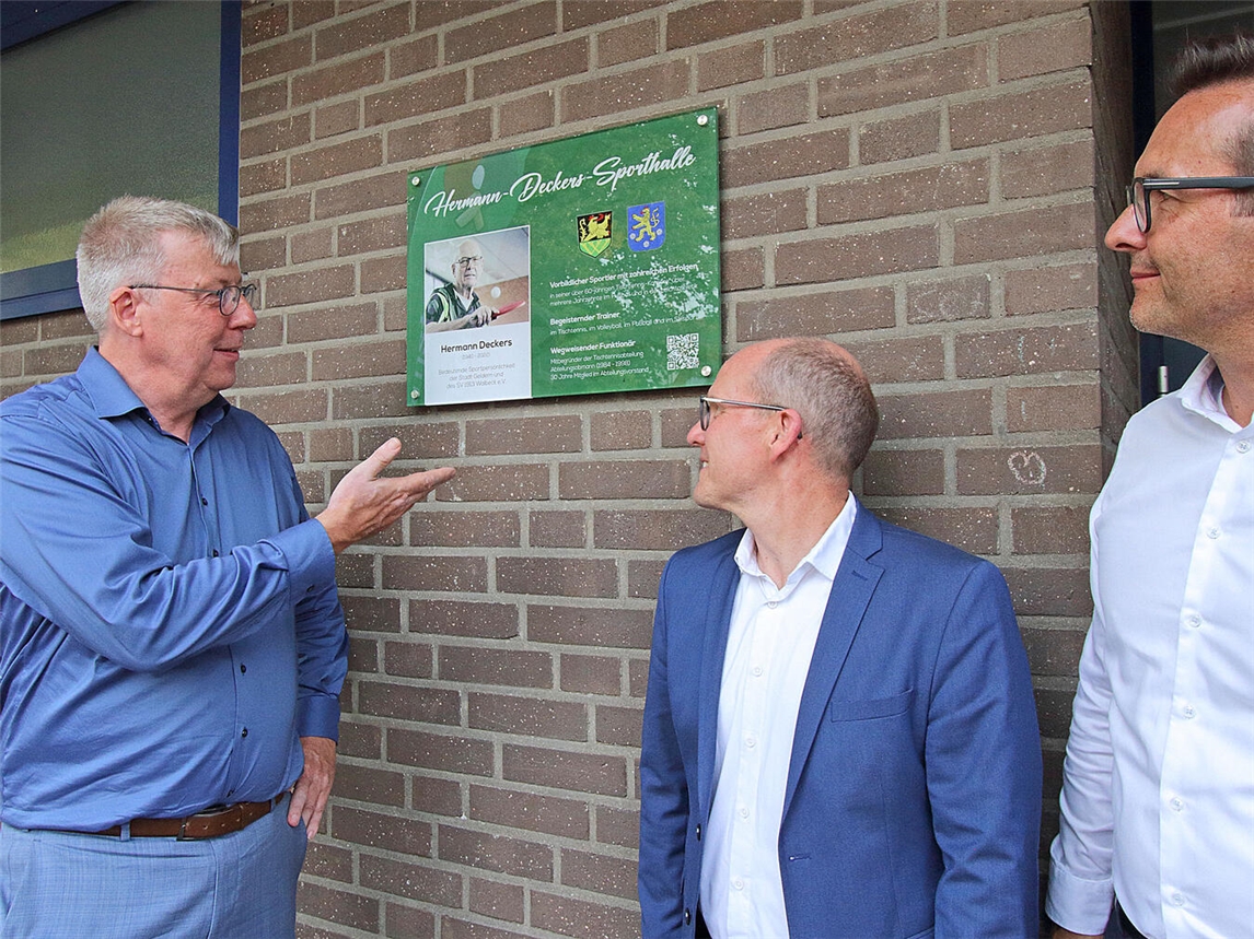 Bei der Enthüllung der Tafel: (v. l.) Heinz Leuker (Leiter Tischtennis-Abteilung), Vorsitzender des SV Walbeck, Michael Roosen und Bürgermeister Sven Kaiser. NN-Foto: Theo Leie