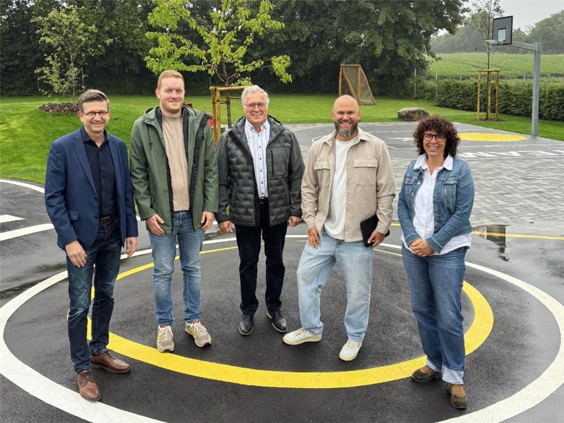 Eröffnung Freizeitanlage Klinkenberg Frasselt: Bürgermeister Kepser, Geo3-GF Knoll, Freiformat-GF Püttgen-Evers und weitere Offizielle.