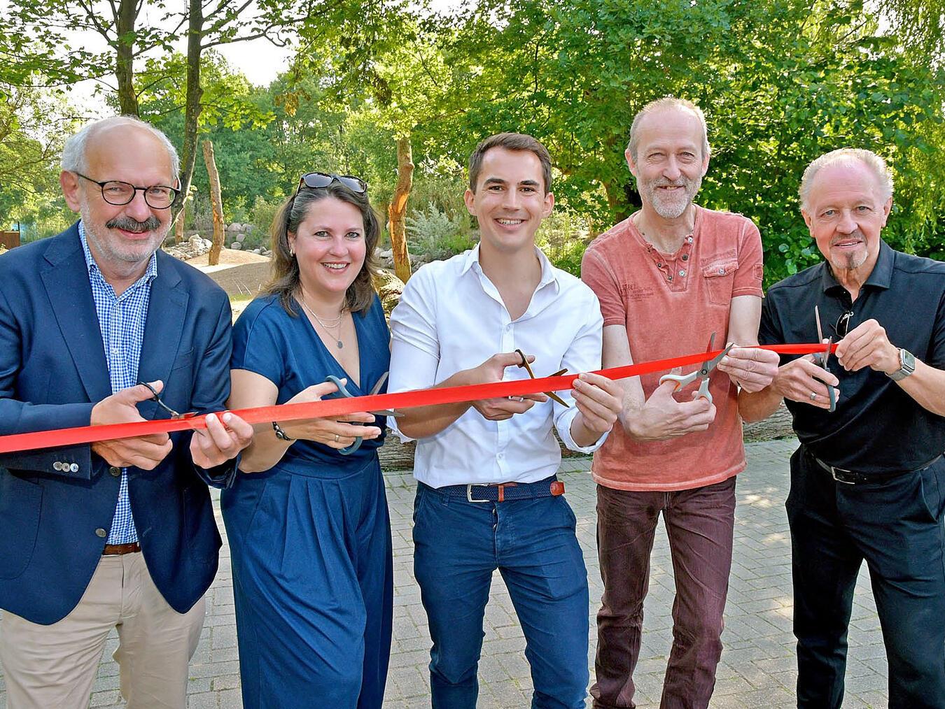 Bei der Eröffnung (v.l.): Bürgermeister Wolfgang Gebing, Rebecca Schoofs, Martin Polotzek, Dirk Posedena und Peter Rasbach. NN-Foto: Rüdiger Dehnen
