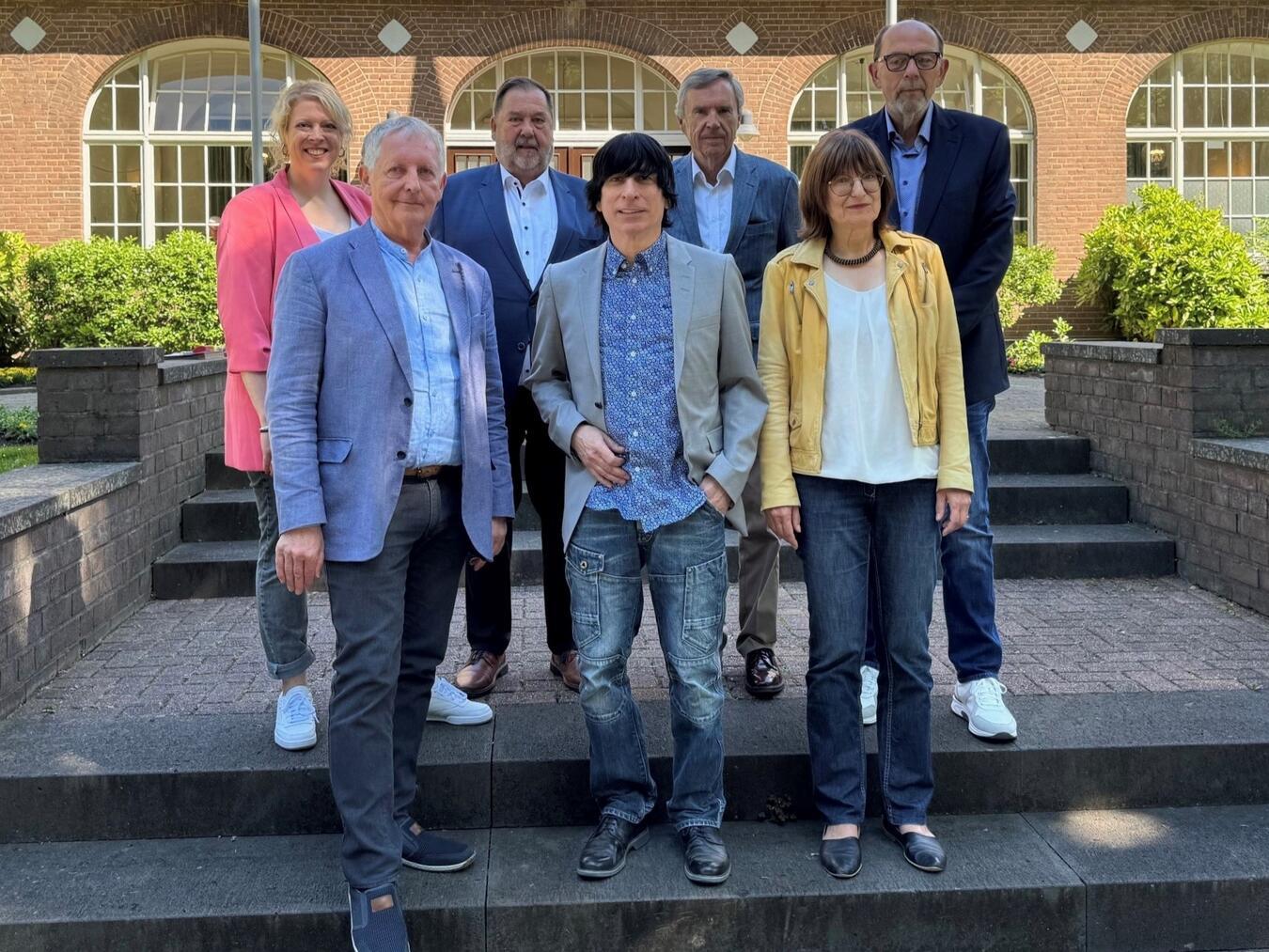Bei der Fachtagung (obere Reihe, v.l.): Dr. S. Verhülsdonk (LVR-Klinikum Düsseldorf), H. Höhmann (LVR-Klinik Bedburg-Hau), Professor Dr. H. Saß (Gutachter, Aachen), V. Horn (LVR-Klinik Bedburg-Hau), (untere Reihe): Dr. W. Weissbeck (Pfalzklinikum), M. Adomat (LVR-Klinikum Bedburg-Hau), S. Stephan-Gellrich (LVR Köln). Foto: LVR / Brigitte Lohmanns